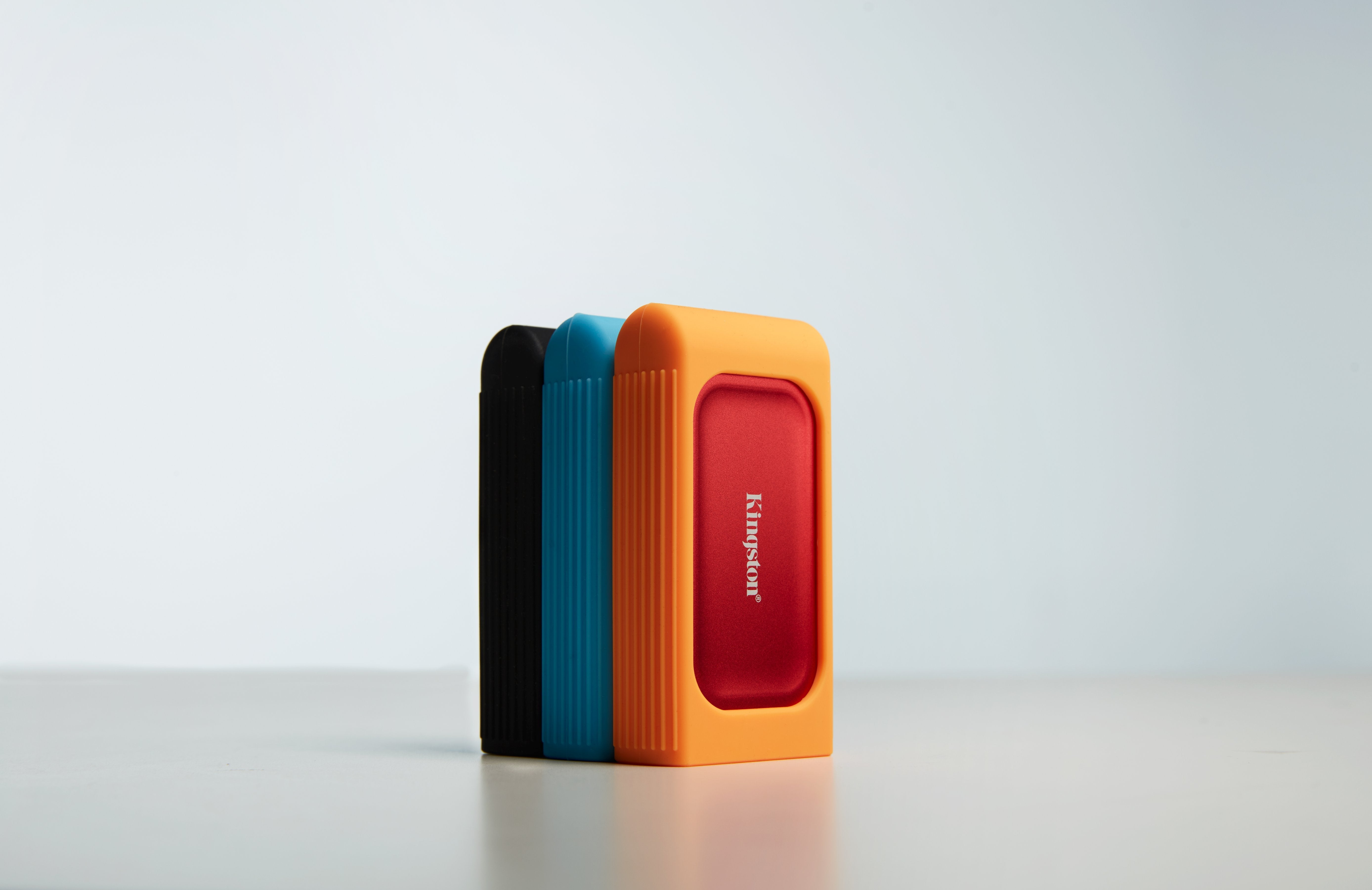 EAN 740617345469 - Kingston Technology SNA-XSR1-3P funda para disco duro externo Caucho Negro, Azul claro, Naranja imagen 5