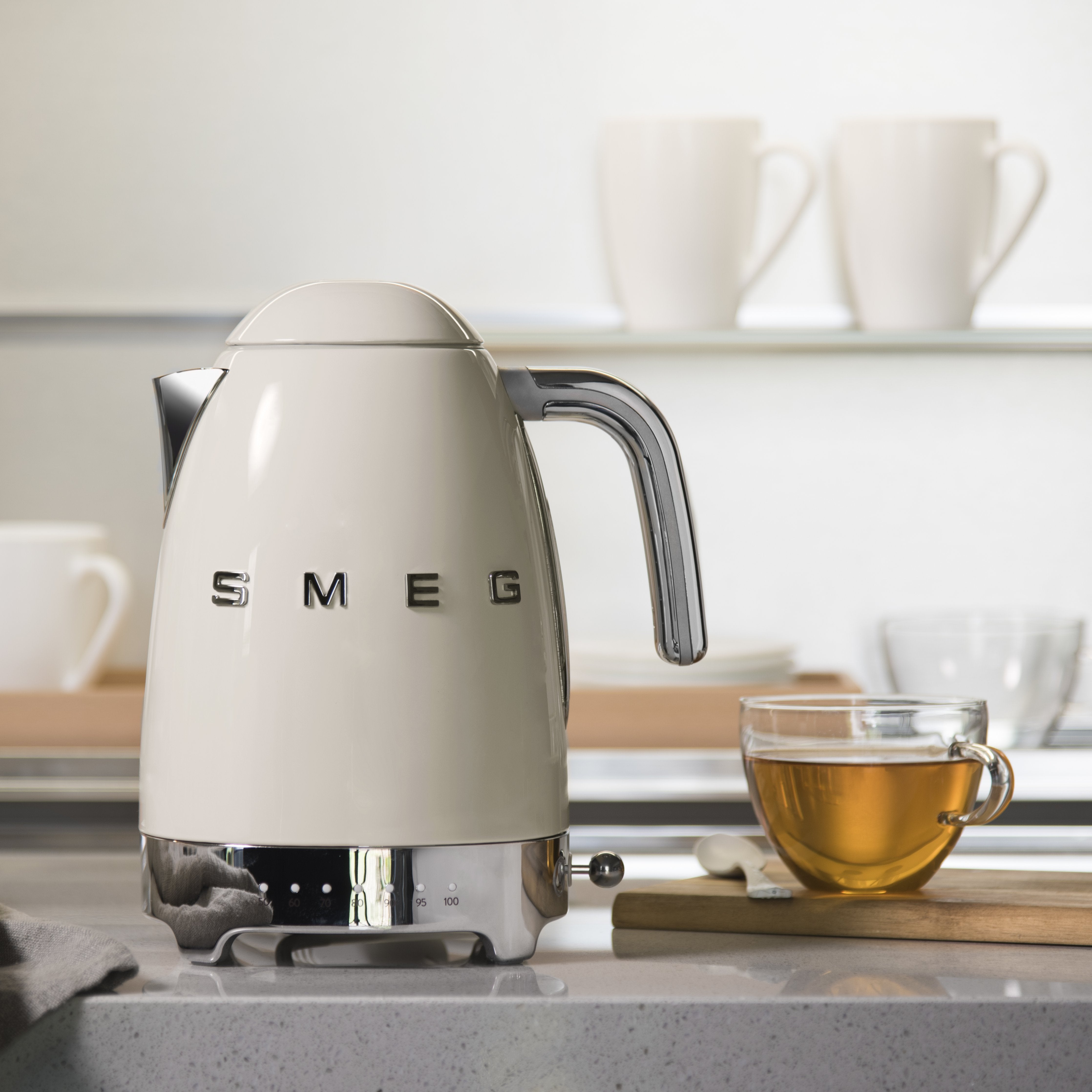 EAN 8017709231378 - Smeg KLF04CREU tetera eléctrica 1,7 L 2400 W Crema de color imagen 8