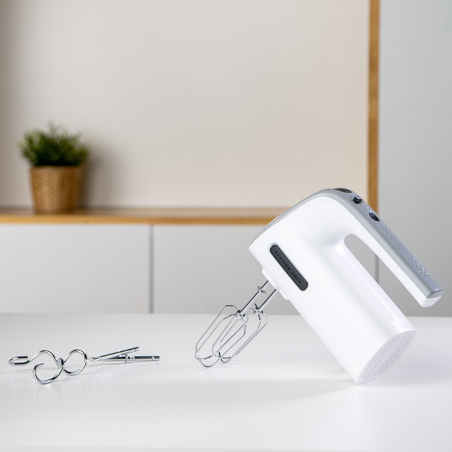 Batidora Amasadora Taurus 913528000 Station Grey 300w Gris, Blanco