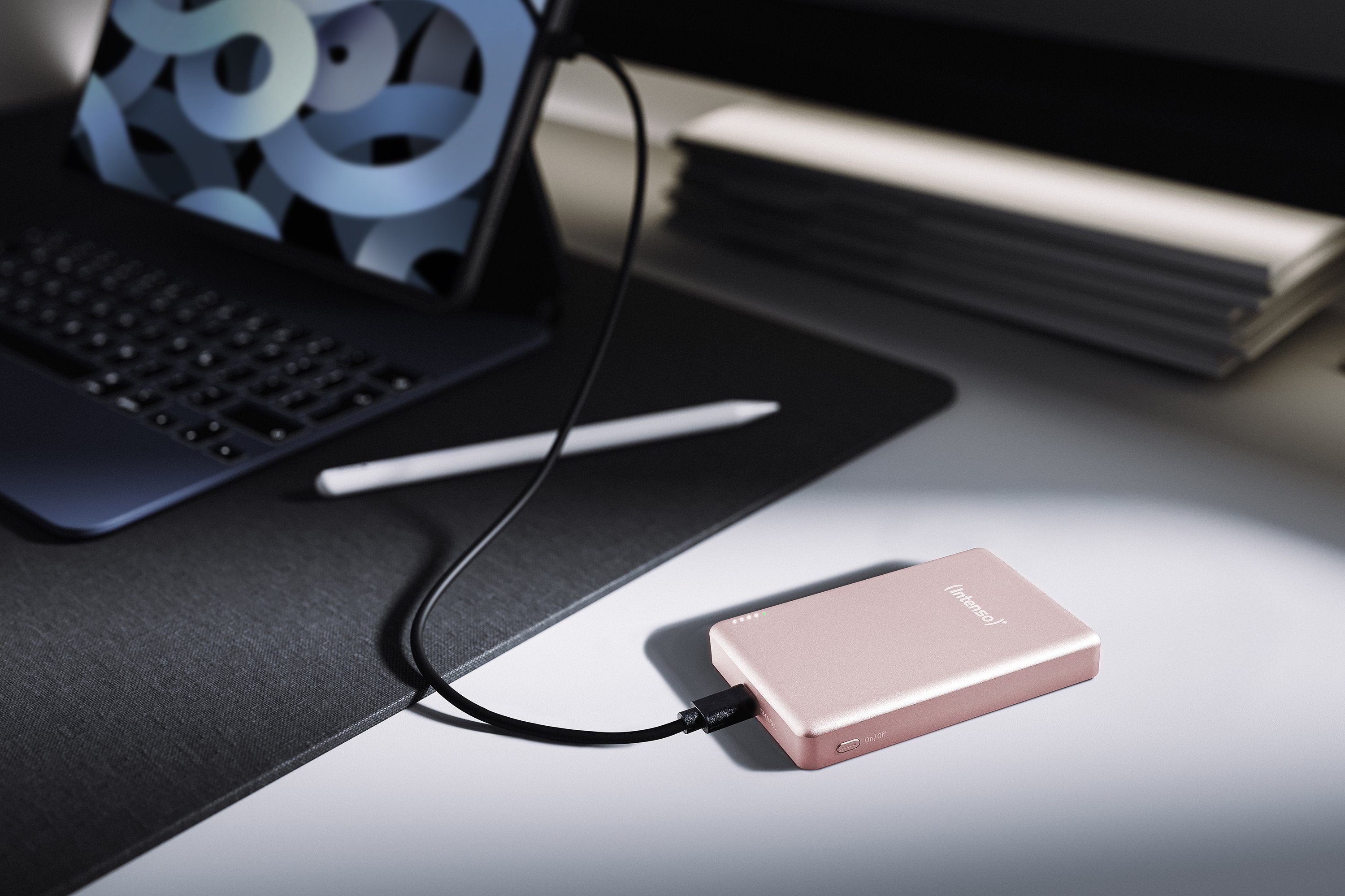 EAN 4034303036240 - Intenso MW10000 Polímero de litio Cargador inalámbrico Rosa imagen 17