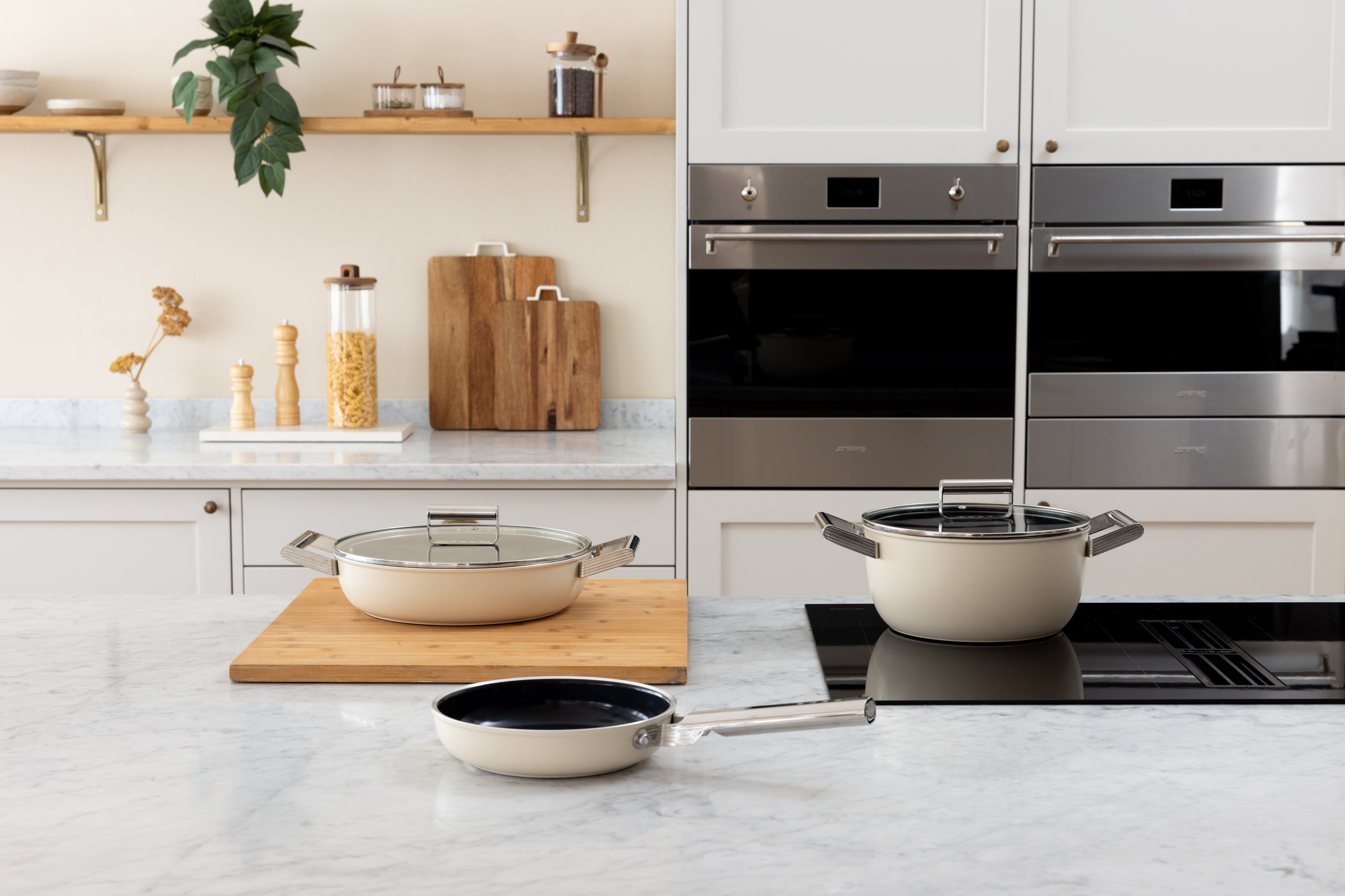 Smeg Csf2412crm Kasserolle, 24 Cm, Keramik, Edelstahlgriff, Cremefarben Matt