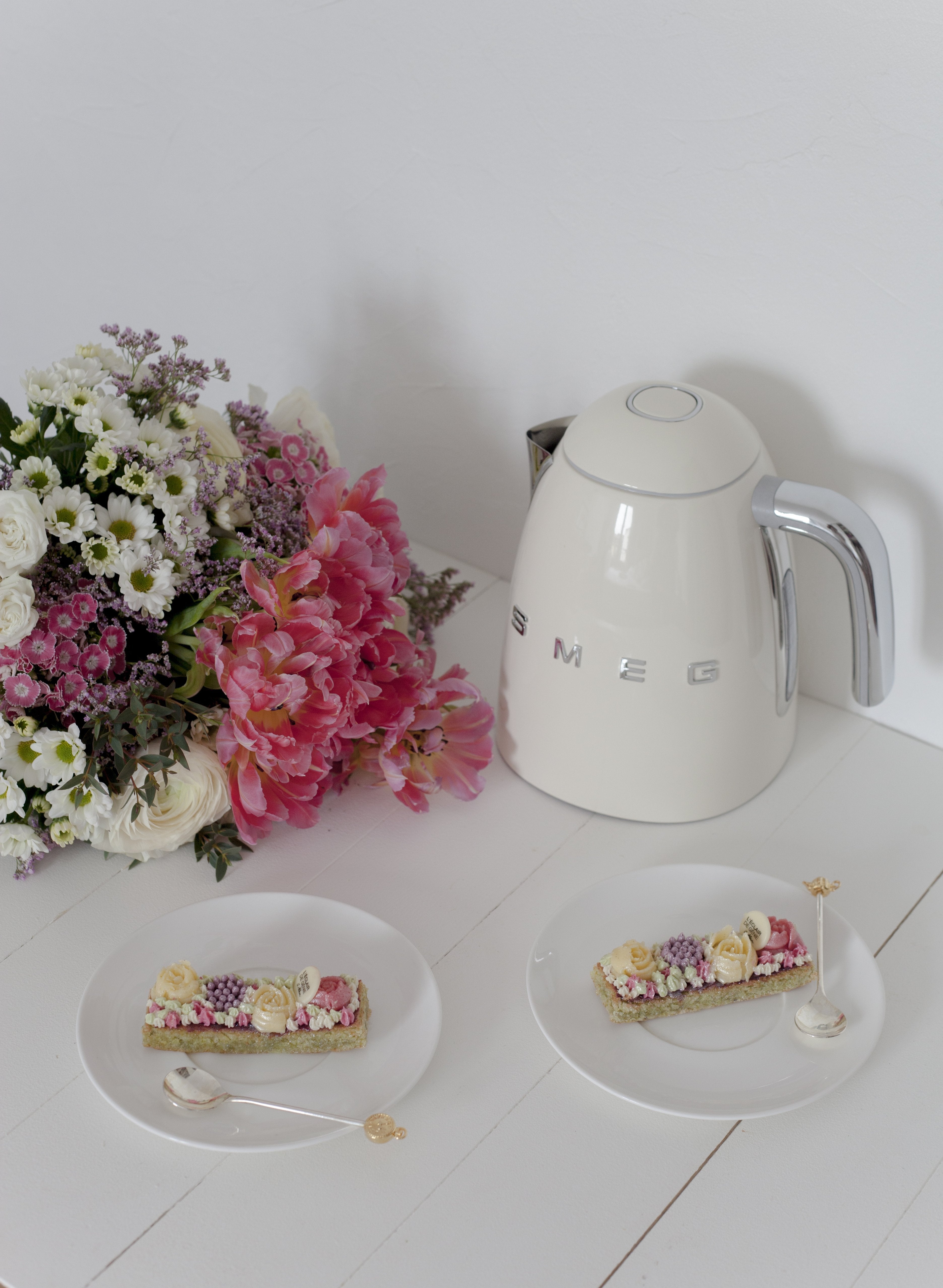 EAN 8017709231378 - Smeg KLF04CREU tetera eléctrica 1,7 L 2400 W Crema de color imagen 16