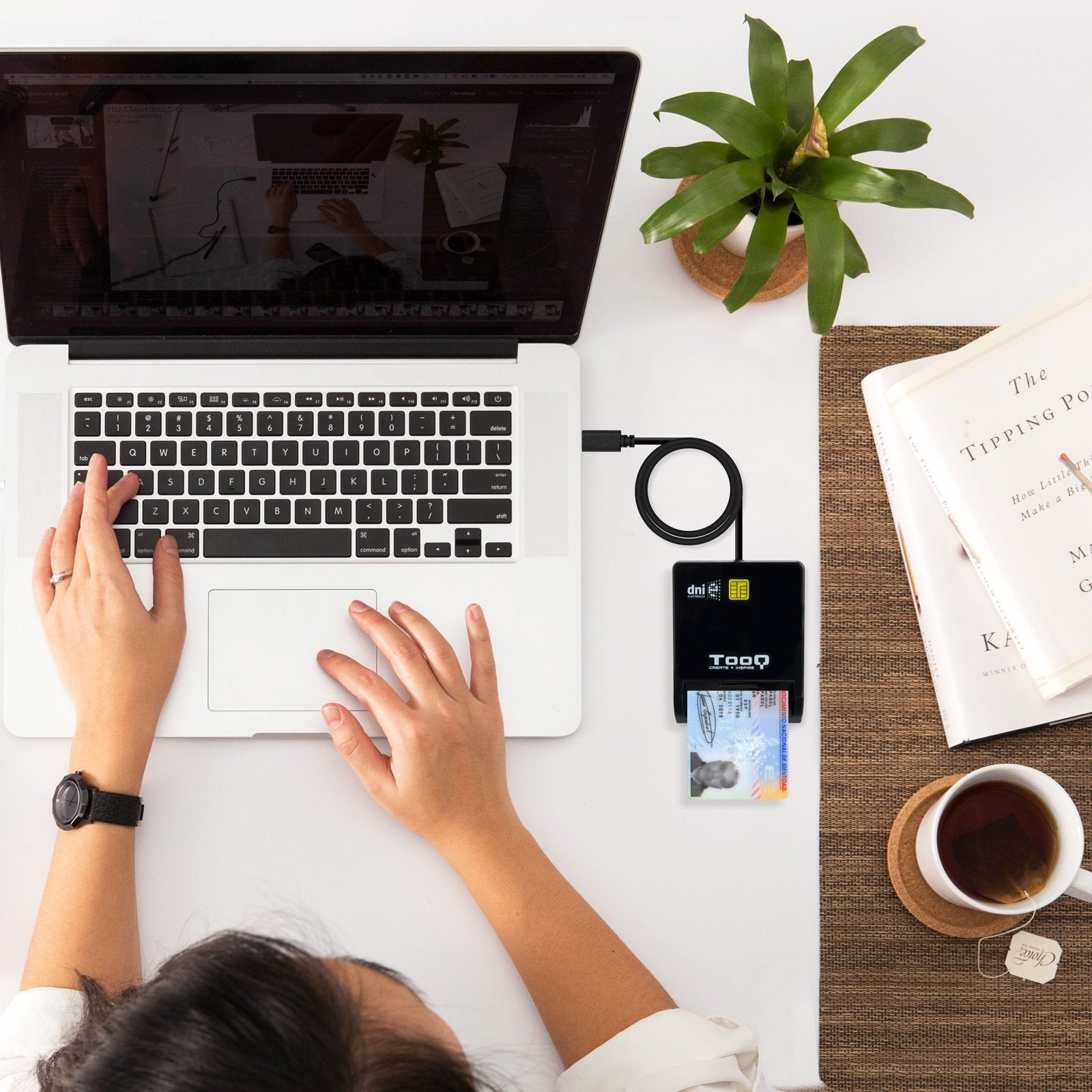 Tooq Lector De Tarjetas Inteligentes Dnie Sim Usb-C - Negro