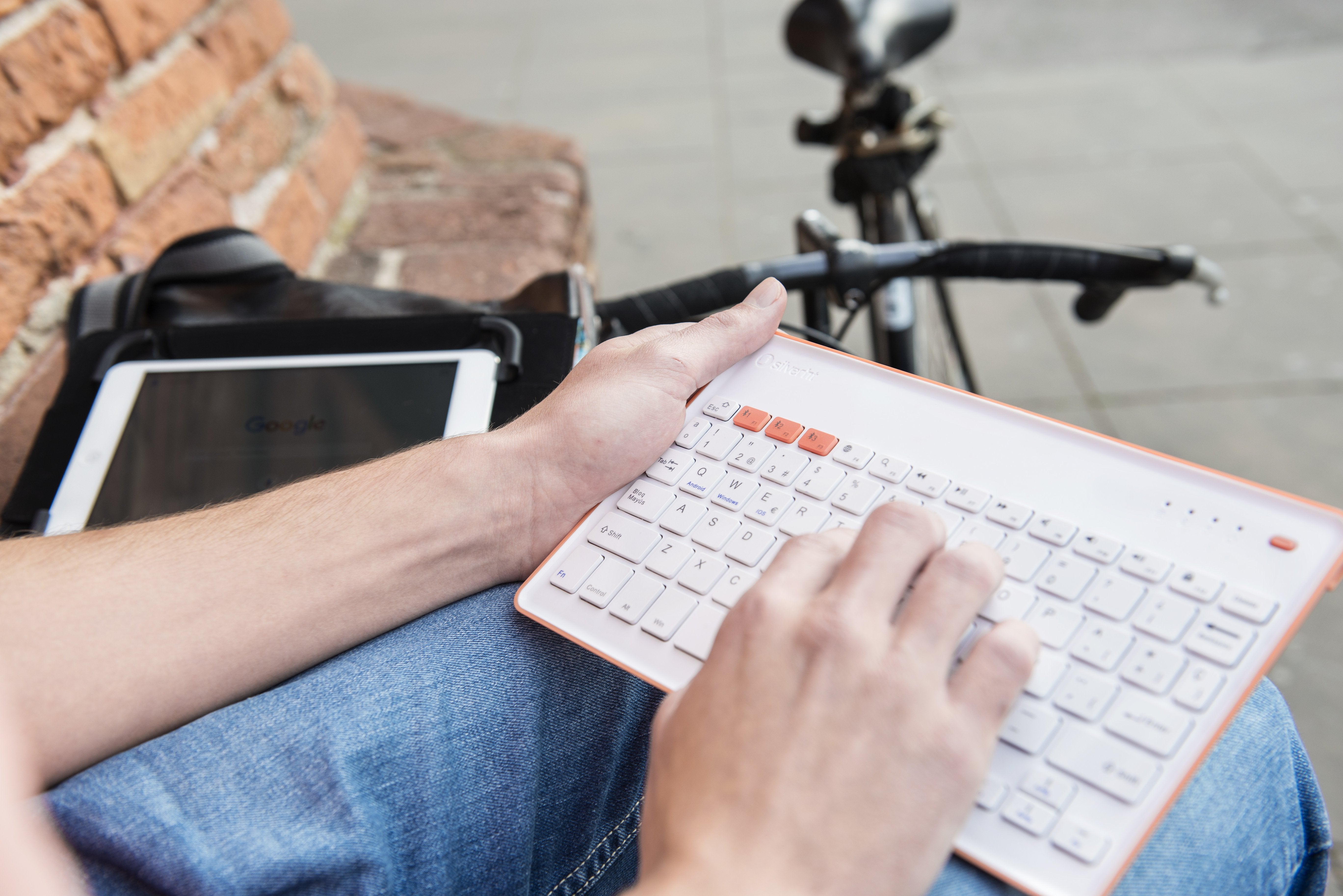 Teclado Silver Ht Inalambrico Bt V3.0 (Win And Ios Smarttv) Blanco Peach