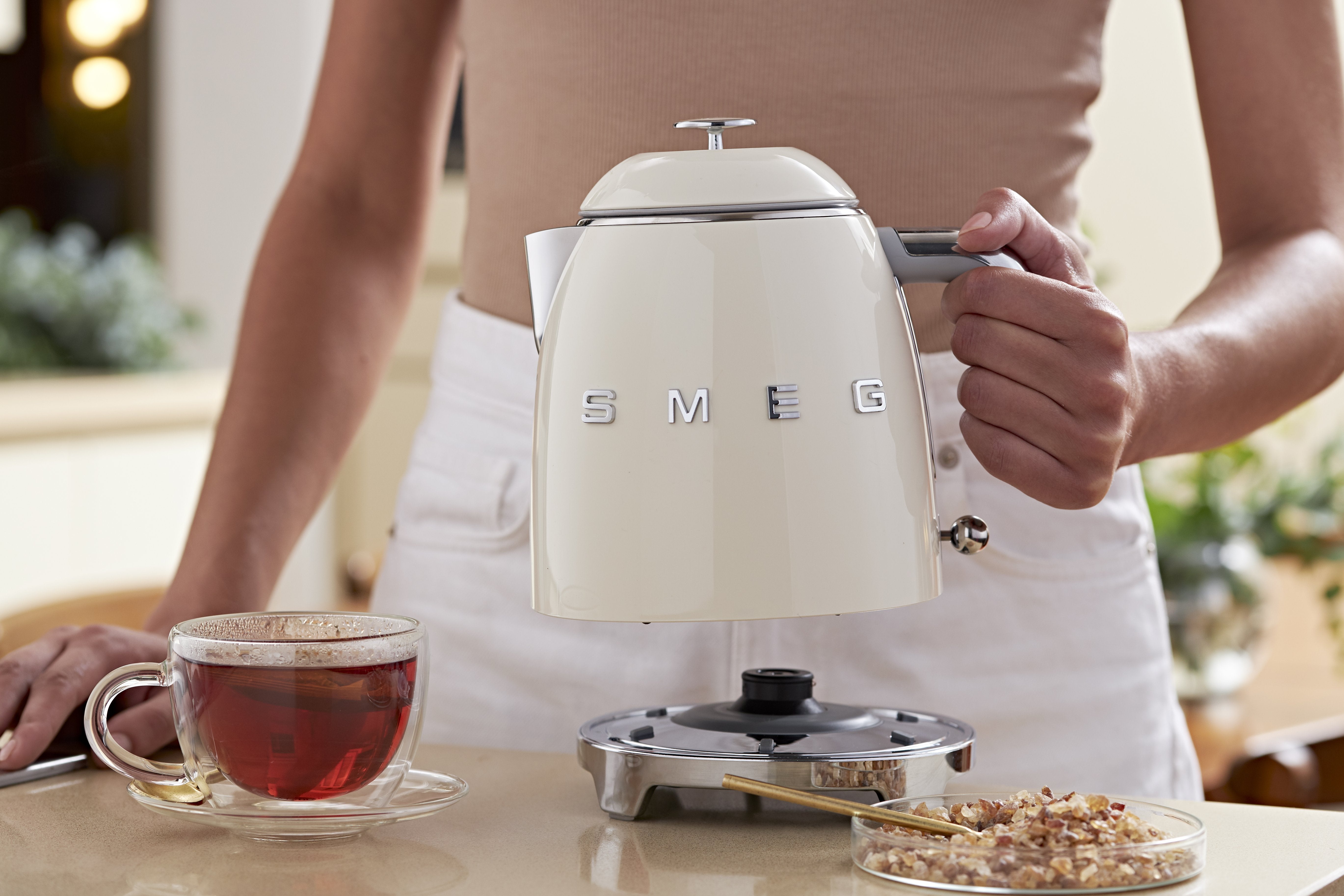 EAN 8017709302160 - Smeg KLF05CREU tetera eléctrica 0,8 L 1400 W Crema de color imagen 16