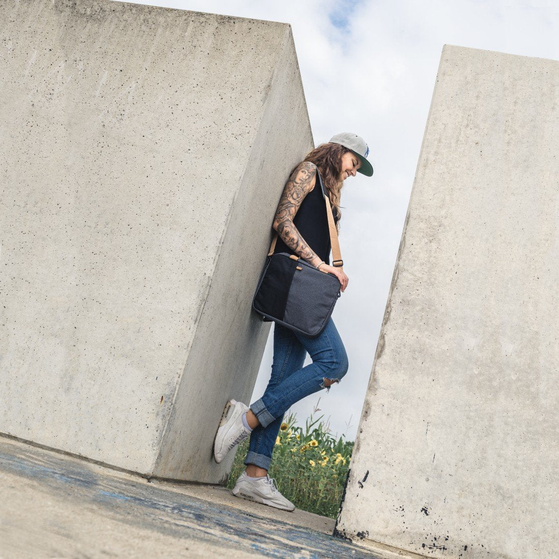 EAN 4047443472014 - Hama Florence 39,6 cm (15.6") Maletín Negro, Gris imagen 5