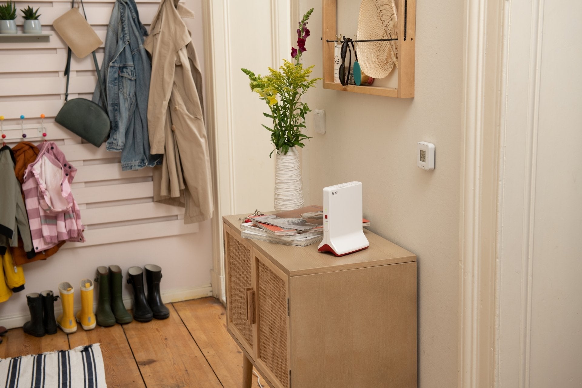 EAN 4023125029080 - Repeater FRITZ! 6000 router inalámbrico Ethernet Tribanda (2,4 GHz/5 GHz/5 GHz) Rojo, Blanco imagen 6