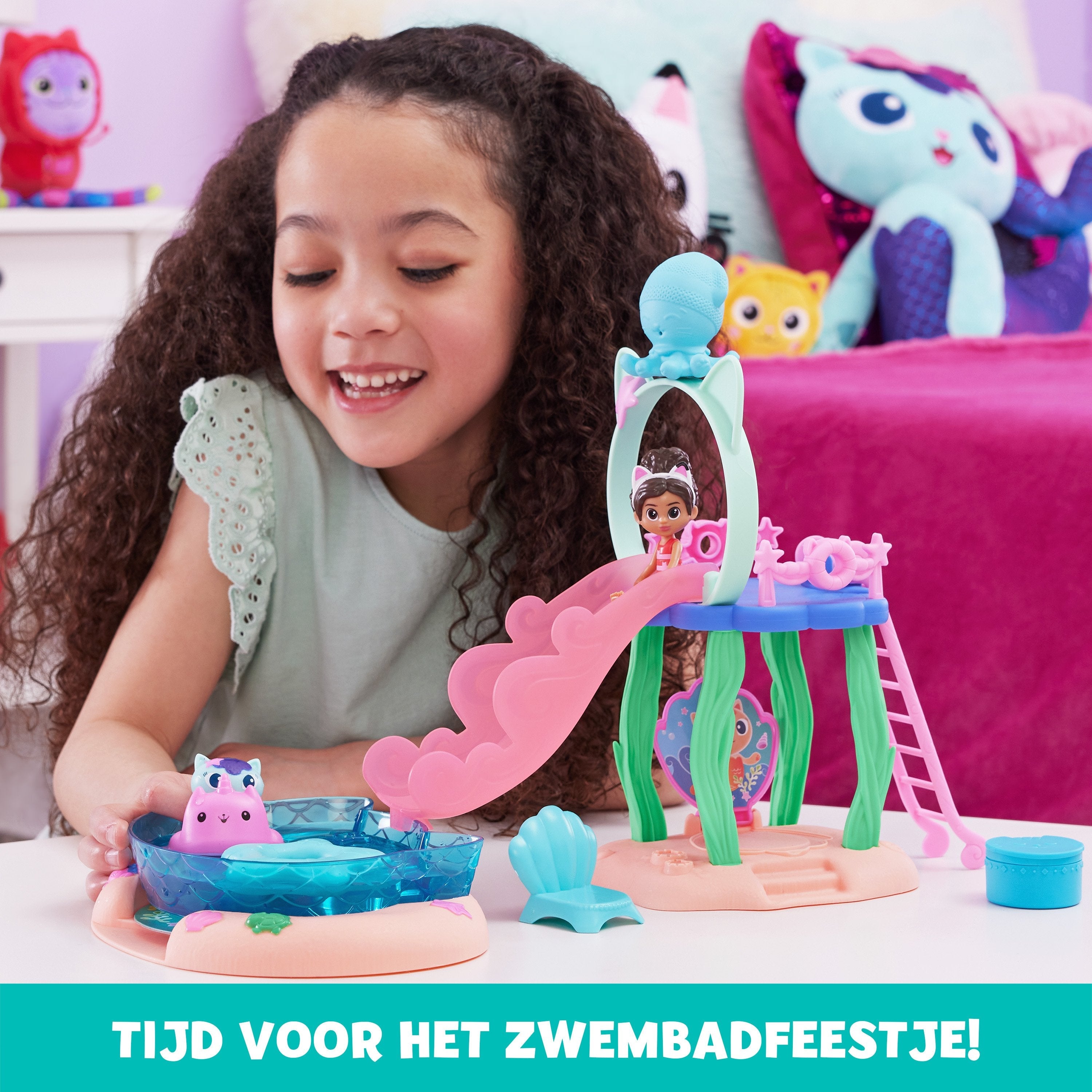 Spin Master Dreamworks Gabby'S Dollhouse Cat Adventures - Purrific Pool Party Playset, Telón De Fondo Con Figuras De Gabby Y Merkitten 6067878