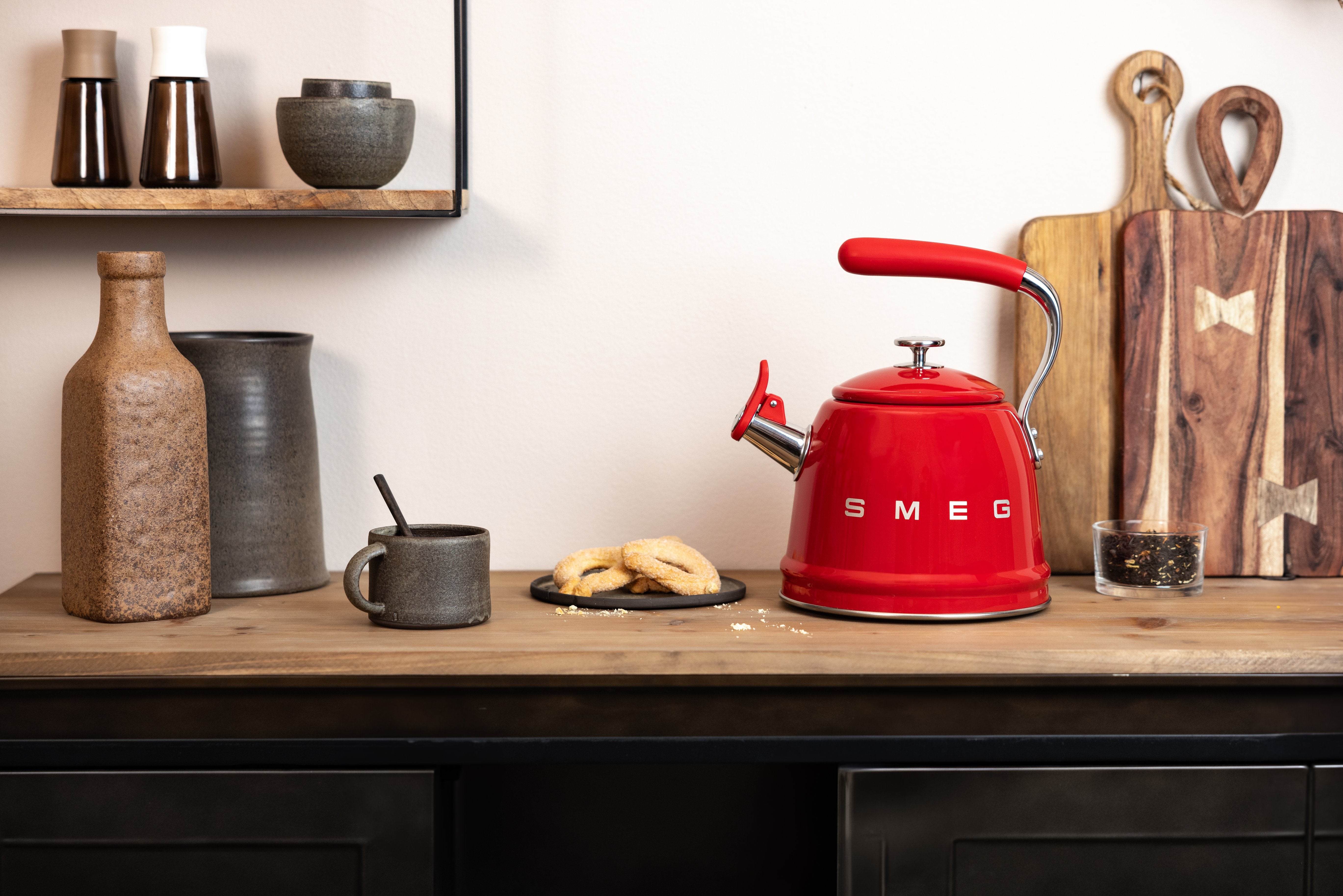 EAN 8017709347925 - Smeg WKF01RD tetera 2,3 L Rojo imagen 8