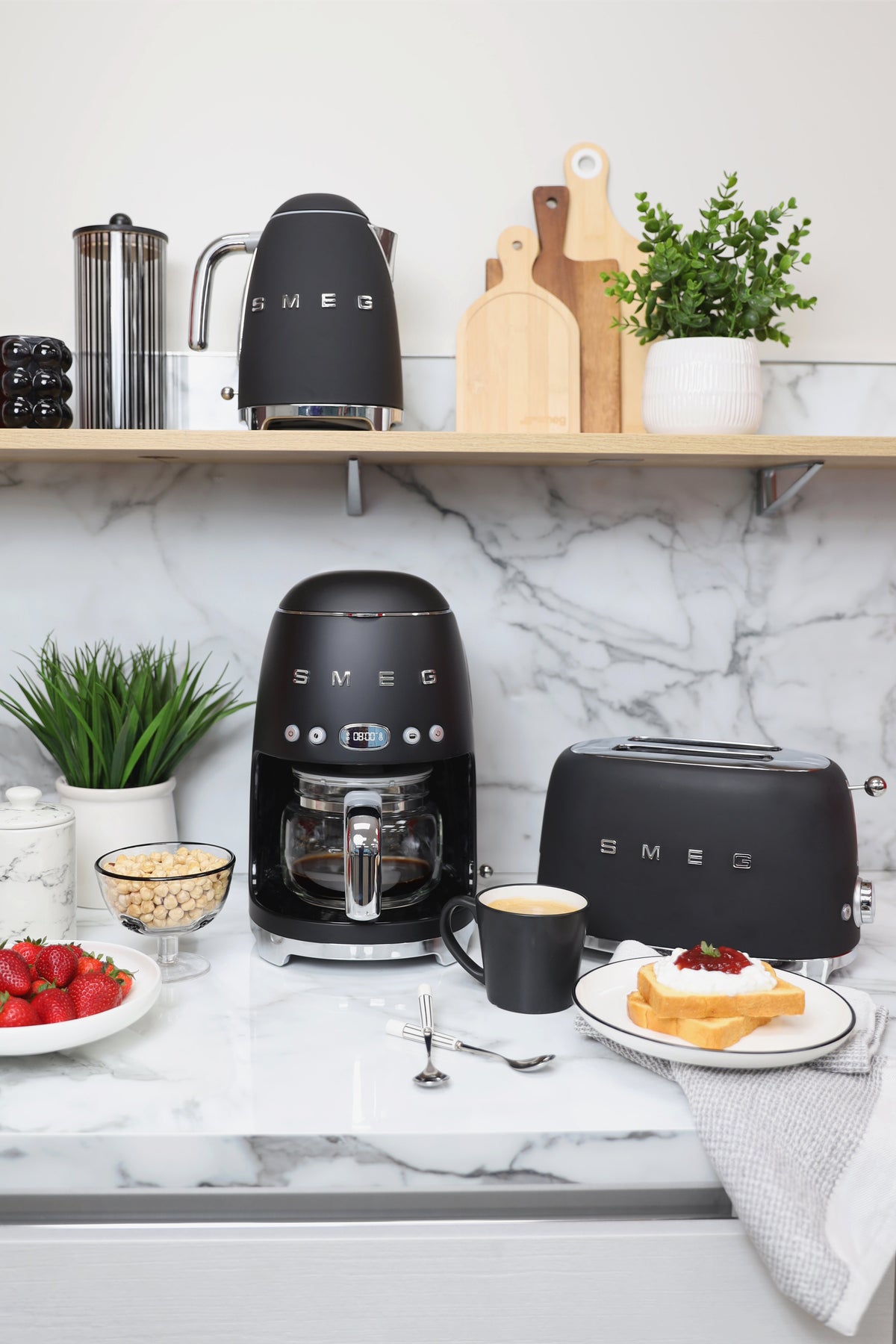 EAN 8017709329419 - Smeg DCF02BLMEU cafetera eléctrica Totalmente automática Cafetera de filtro 1,4 L imagen 12
