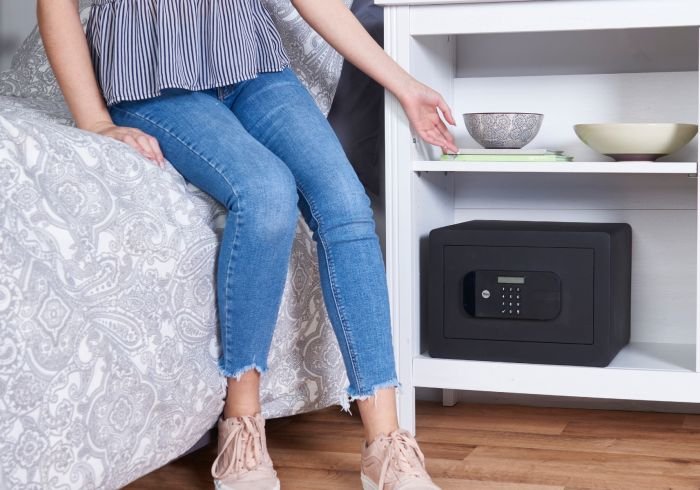 EAN 5052847107737 - Yale YSEB/200/EB1 caja fuerte Caja fuerte de superficie 9,6 L Acero Negro imagen 4