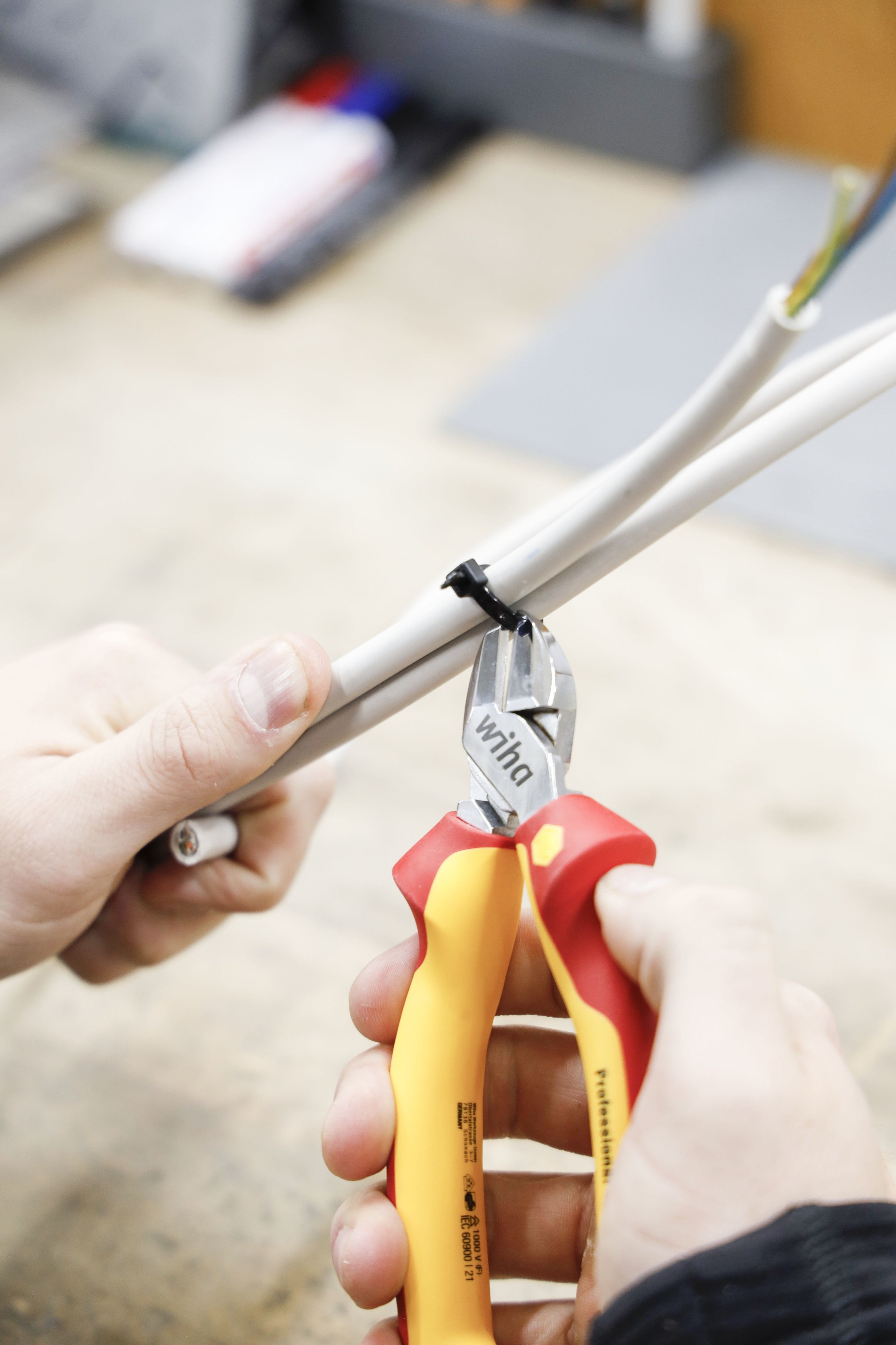 Wiha Seitenschneider Professional Electric (Rojo/Amarillo, Mit Dynamicjoint) 43340