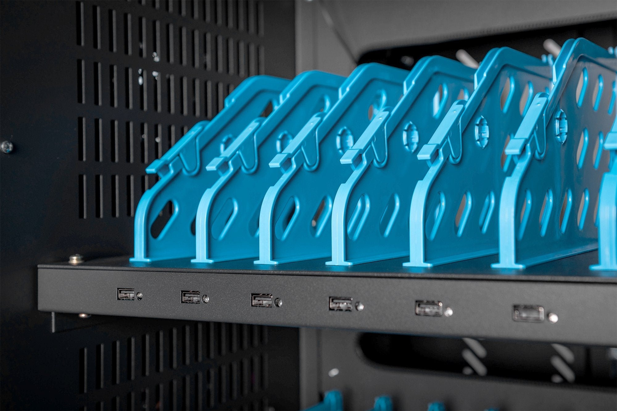 Digitus Dn-45005 Armario De Carga Móvil, 30 Estaciones De Carga, Max 15.6" Sincronización De Datos, Uv-C