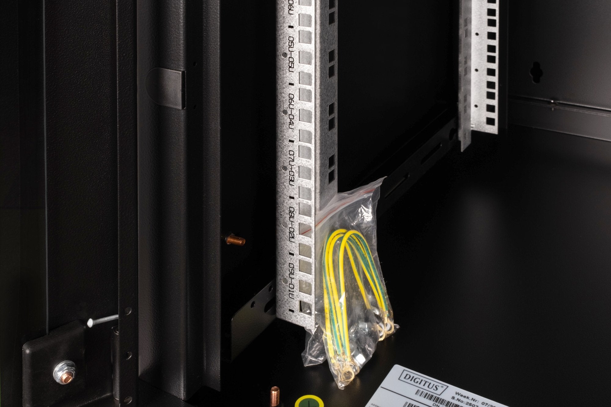 EAN 4016032257646 - Digitus DN-19 09U-6/6-SW armario rack 9U Bastidor de pared Negro imagen 5