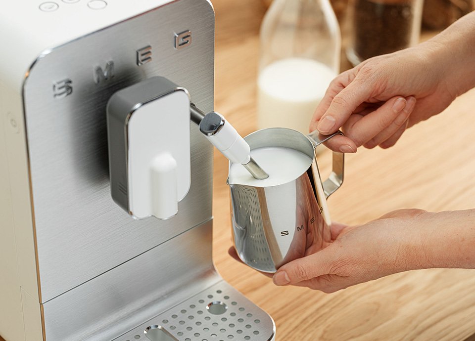 EAN 8017709334932 - Smeg BCC12WHMEU cafetera eléctrica Máquina espresso 1,4 L imagen 39