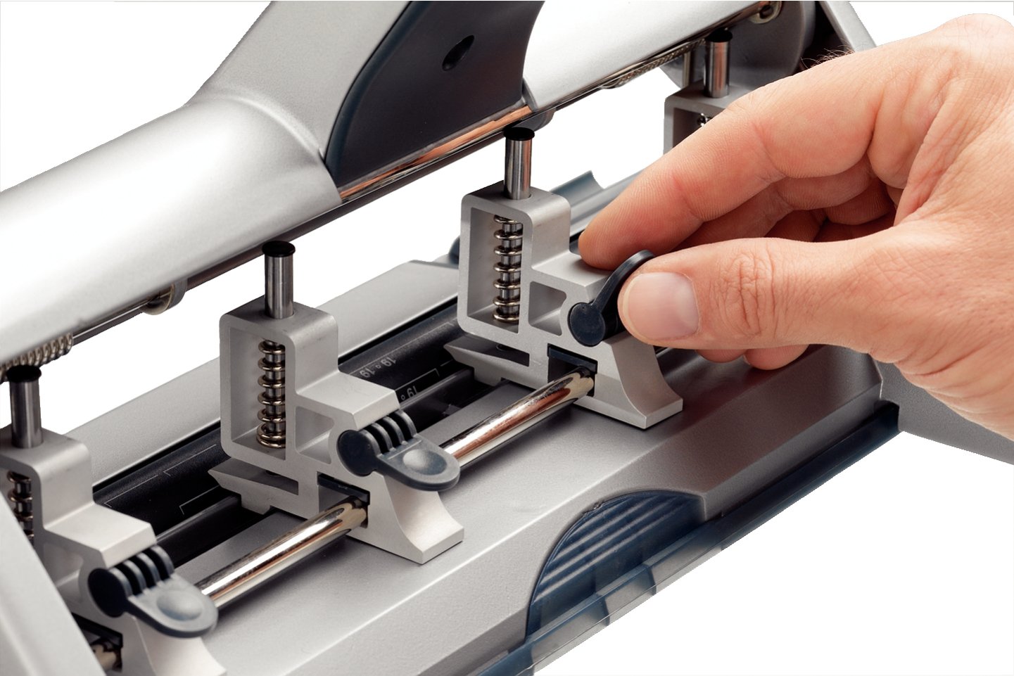 EAN 4002432364077 - Leitz 51230000 perforador de papel Plata imagen 2