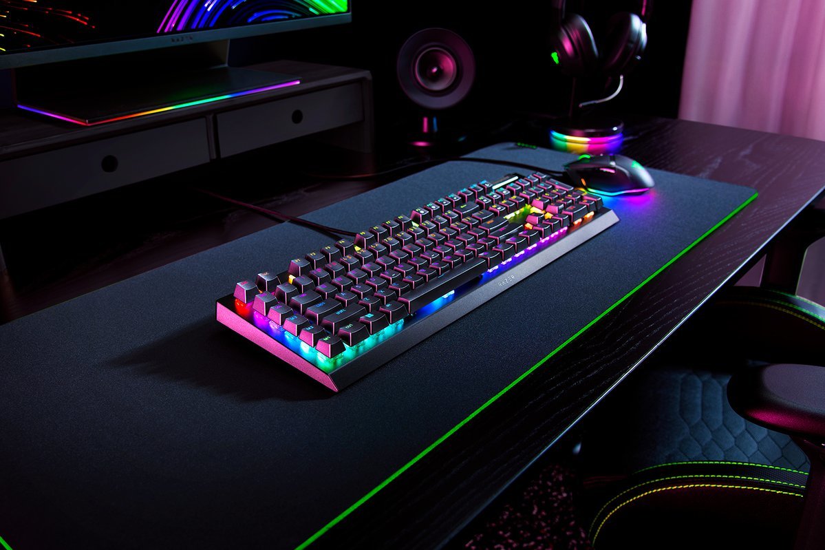 Razer Blackwidow V4 X Mechanical Gaming Keyboard, Verde Switch, Nordic Layout, Wired, Black