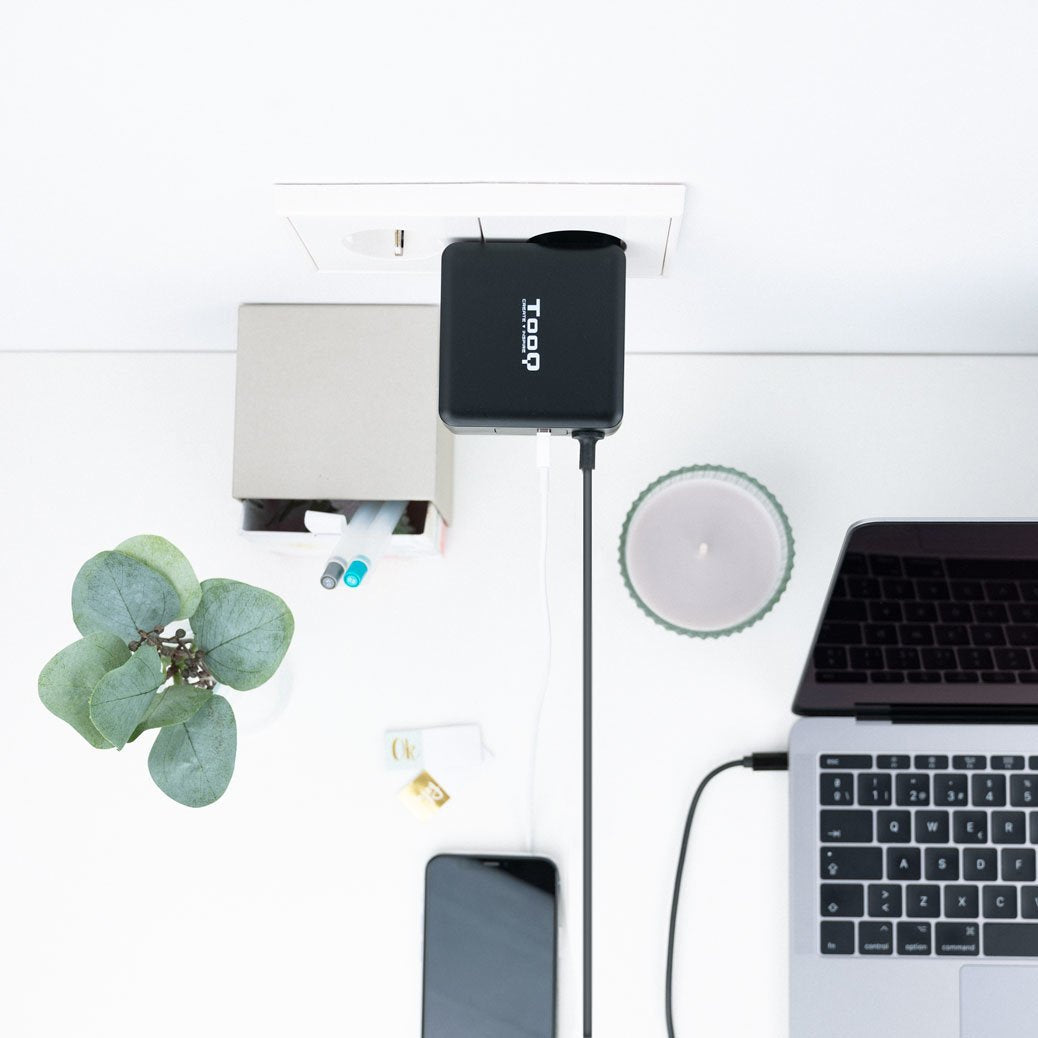 Tooq Cargador Universal Para Portatil 65w Usb-C - Compatible Con Pd - Cable De 1.80m