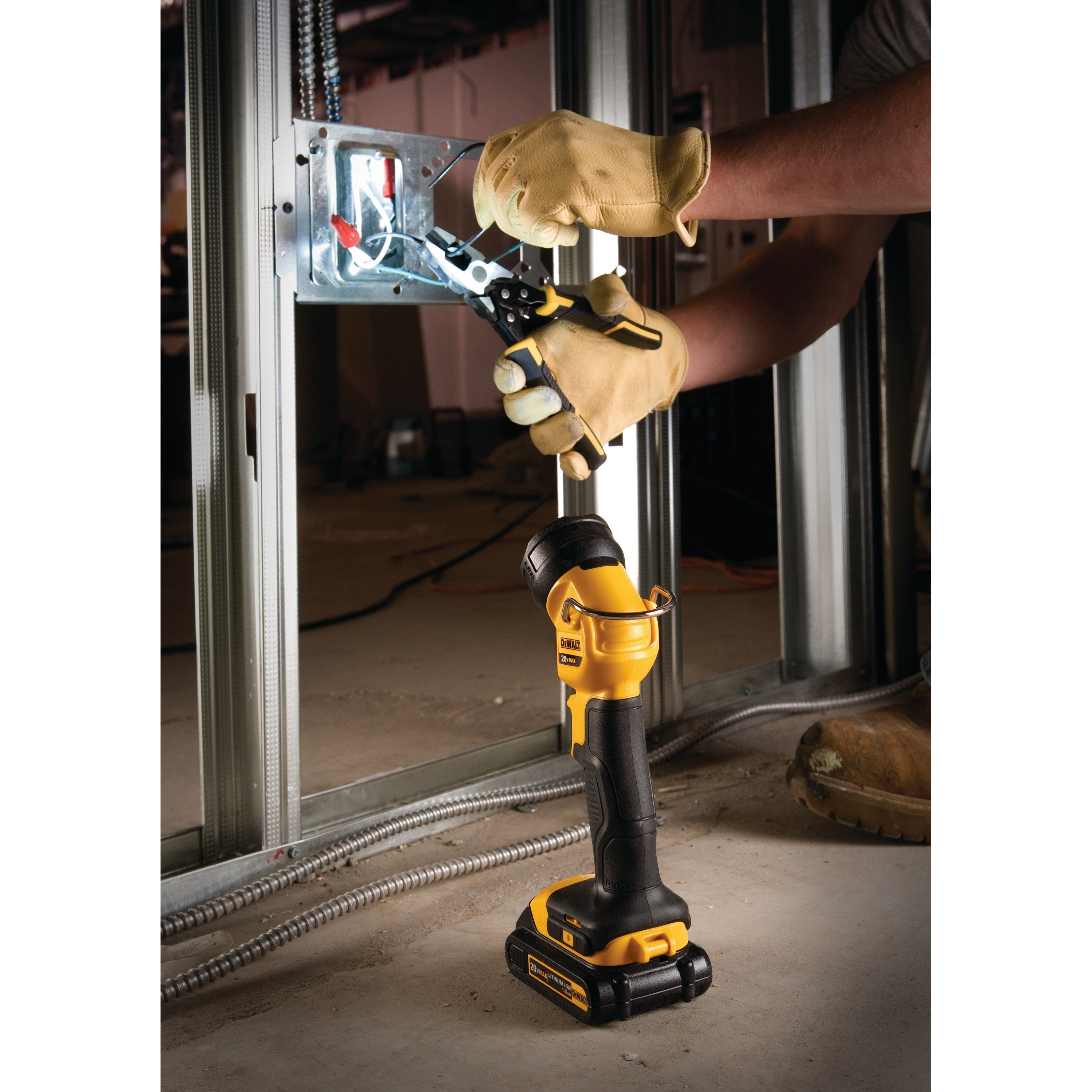 EAN 5035048305560 - DeWALT DCL040 Negro, Amarillo LED imagen 2