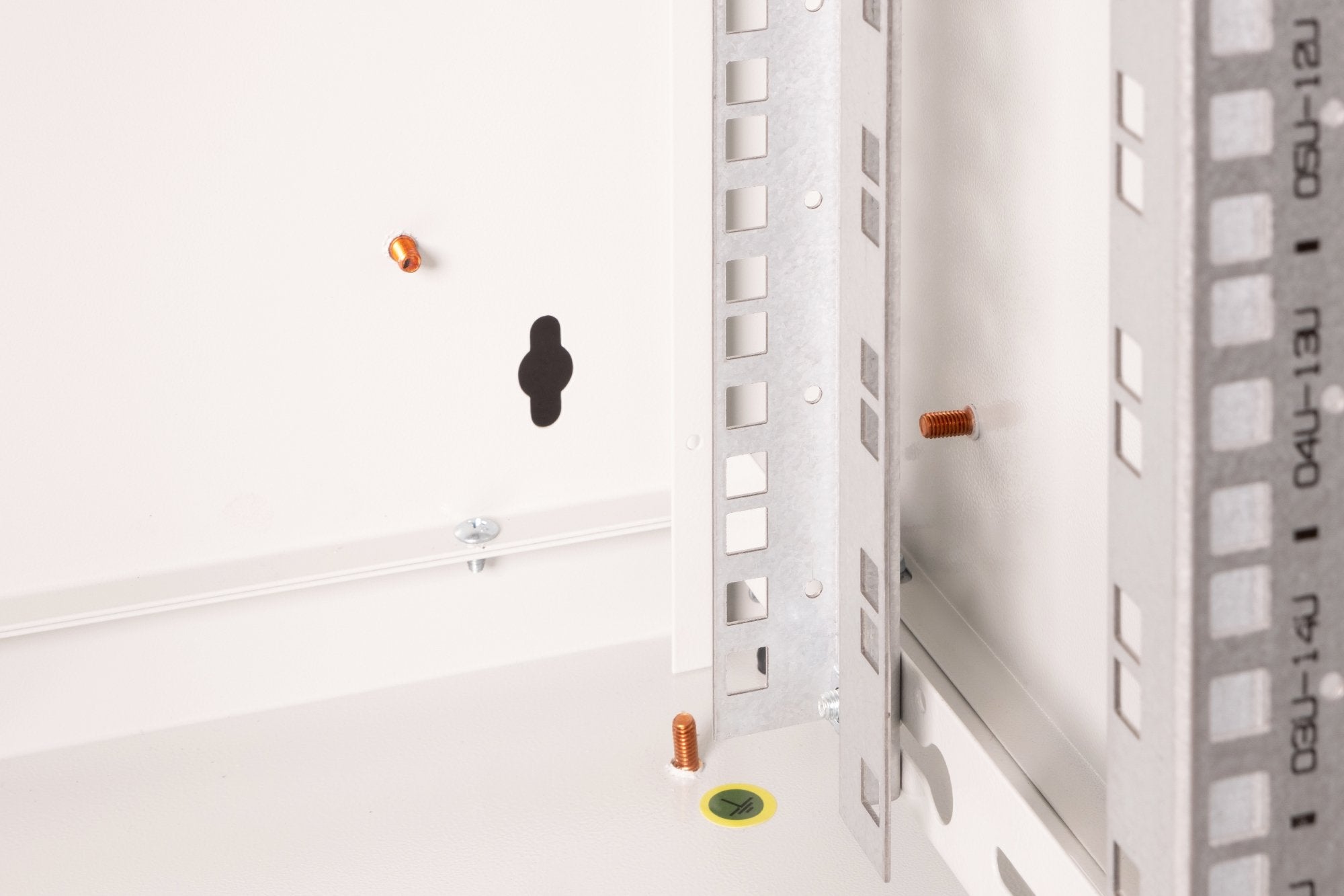 Wall-Mount 19 16u H820xw600xd450