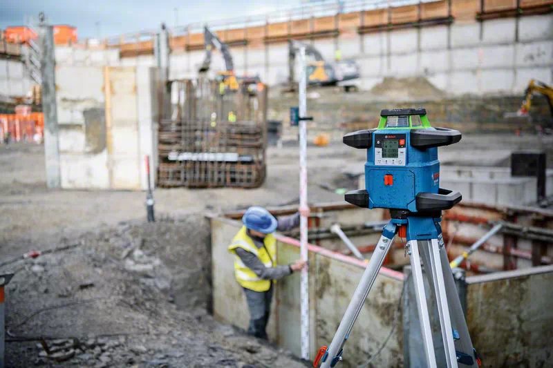 Láser Giratorio Inalámbrico Bosch Professional Grl 650 Cvhg Professional, 18 Voltios, Con Soporte Azul, Batería Procore18v 4,0 Ah, Estuche, Línea Láser Verde 0601061v00