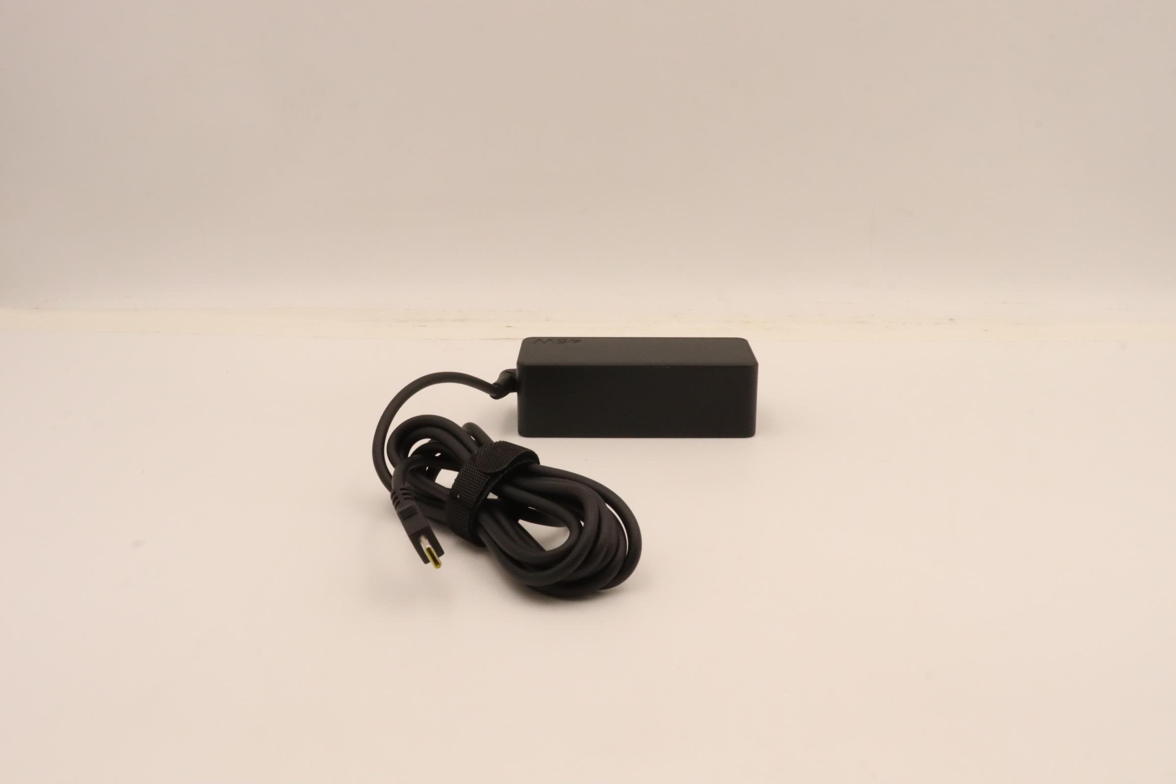 EAN 5704174776192 - Lenovo 5A10W86247 adaptador e inversor de corriente Interior 45 W Negro imagen 6