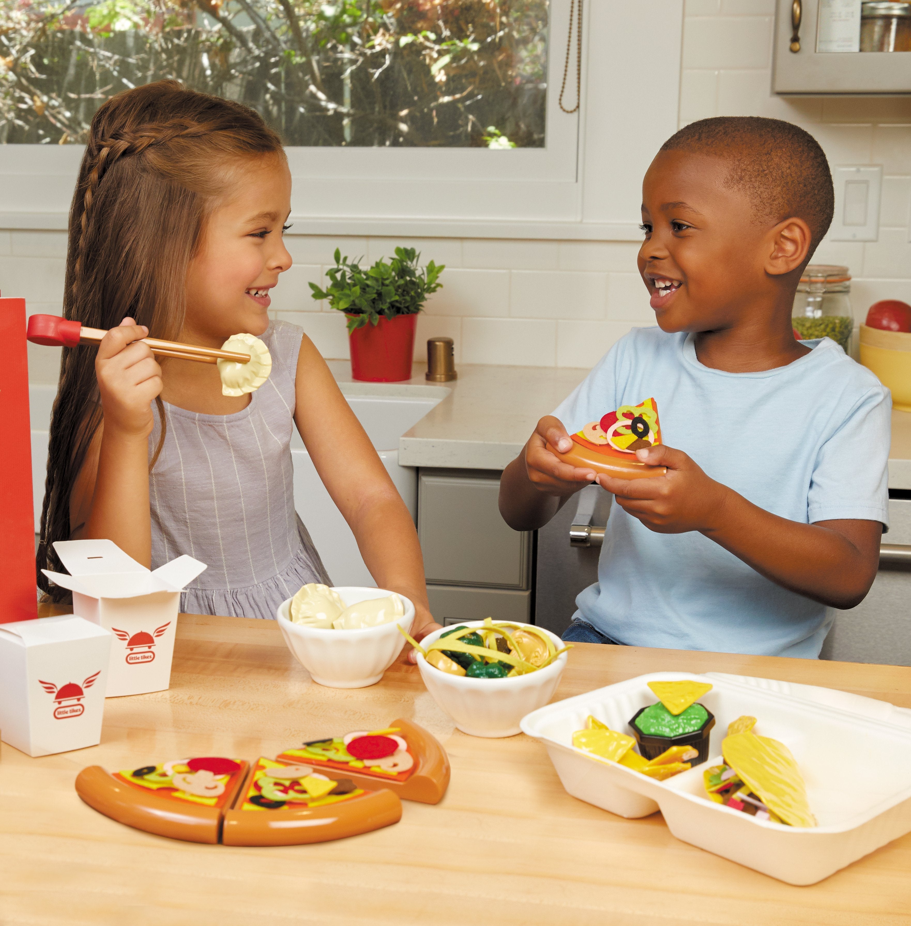 EAN 0050743659874 - Little Tikes First Food Delivery Set imagen 5