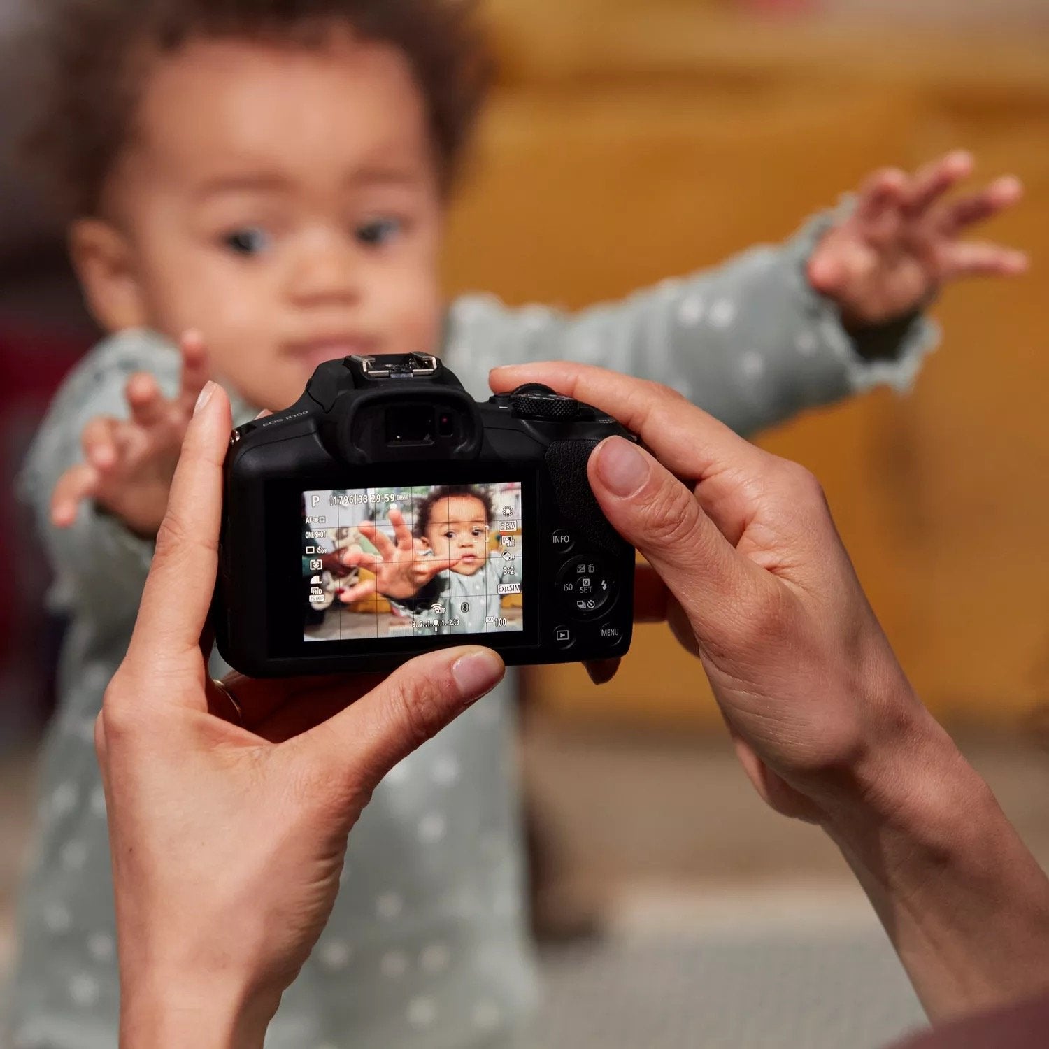 Canon Eos R100 + Objetivo Canon Rf-S 18-45mm Is Stm Cámara Mirrorless