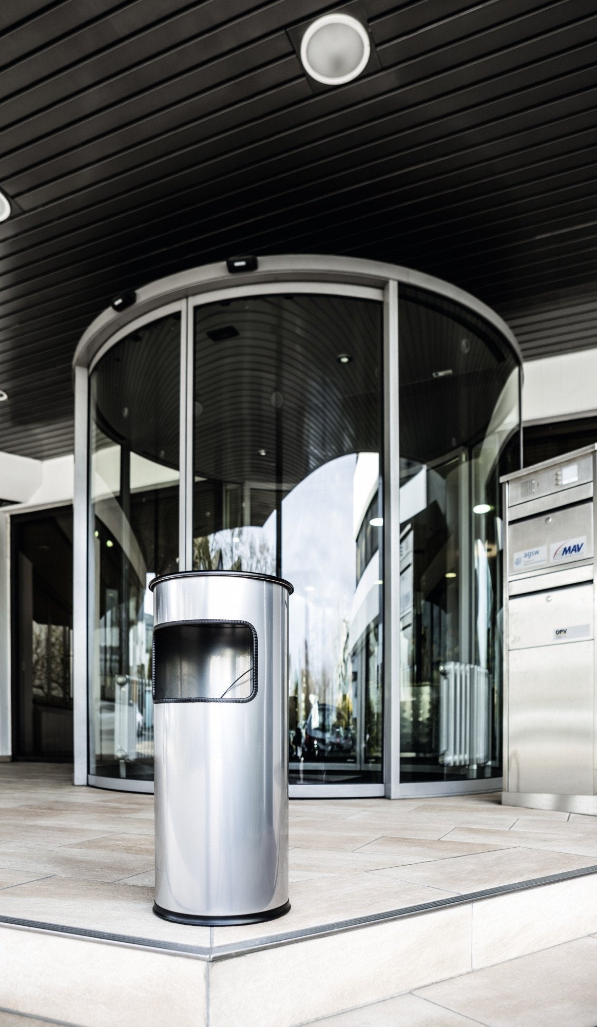 EAN 4005546989006 - Durable 333023 papelera 17 L Alrededor Metal Plata imagen 9