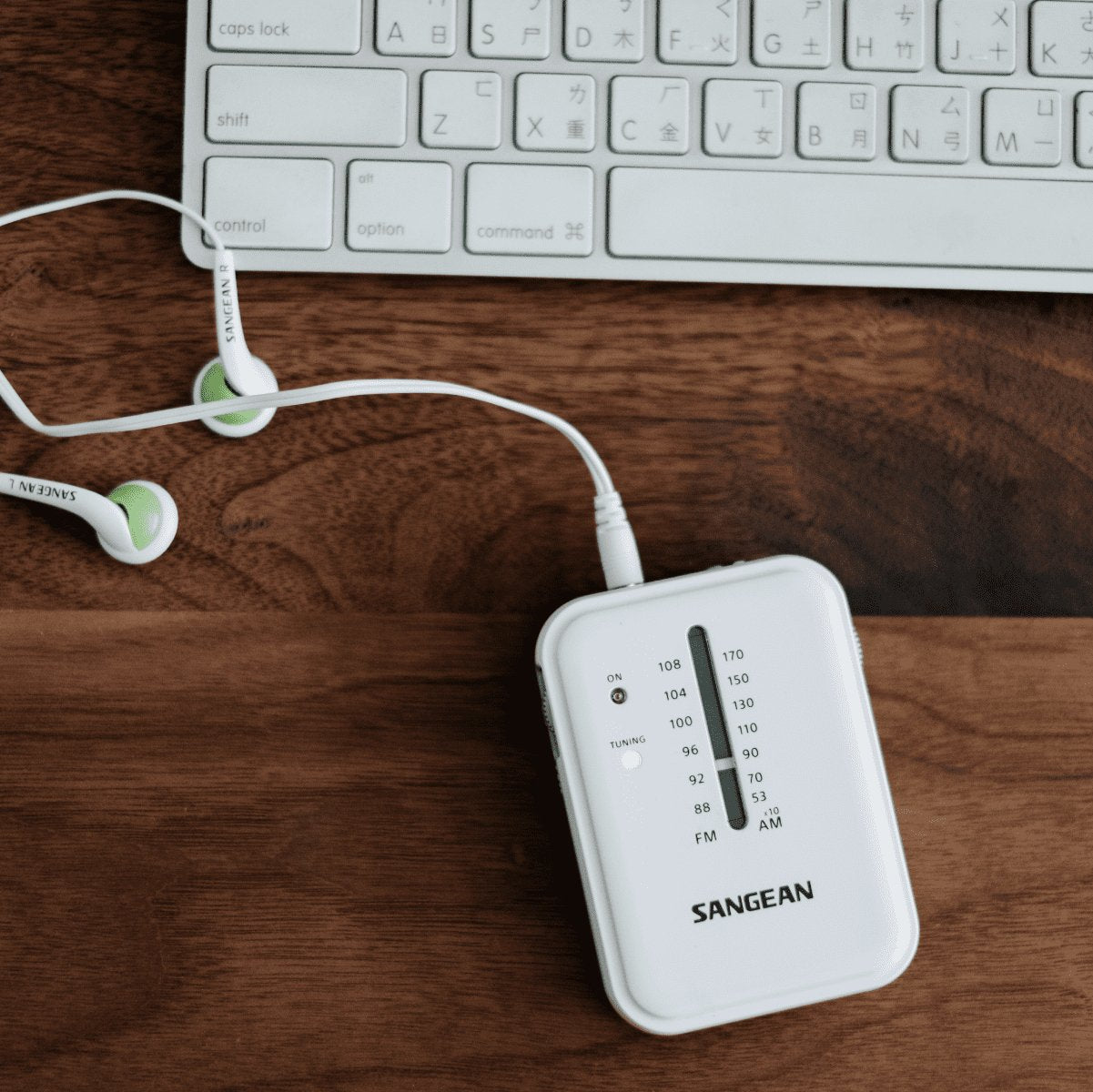 Sangean Sr-32 Blanco Radio De Bolsillo Fm/Am Altavoz Integrado Jack Y Correa