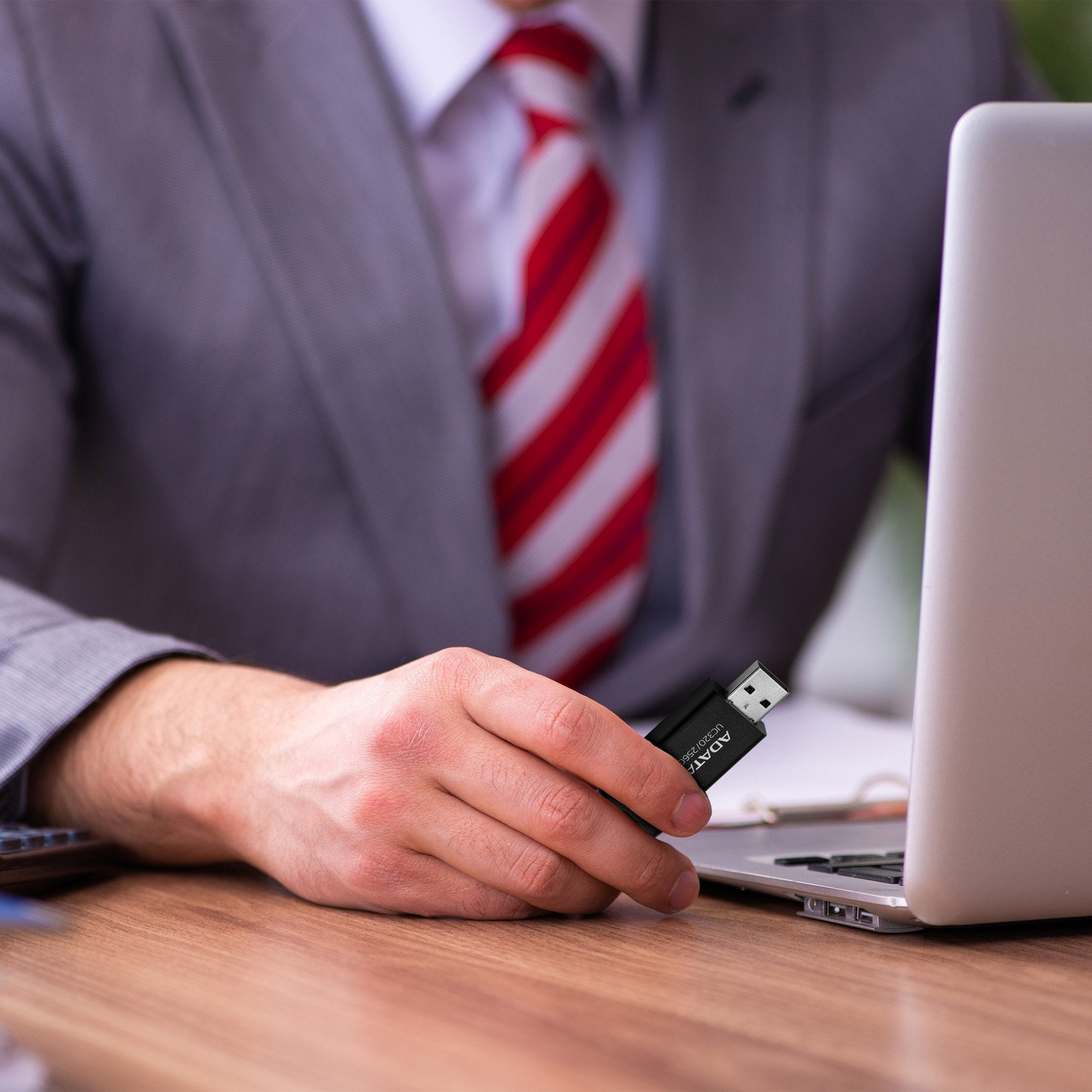 EAN 4711085949295 - ADATA UC320 unidad flash USB 64 GB USB tipo A 3.2 Gen 1 (3.1 Gen 1) Negro imagen 5