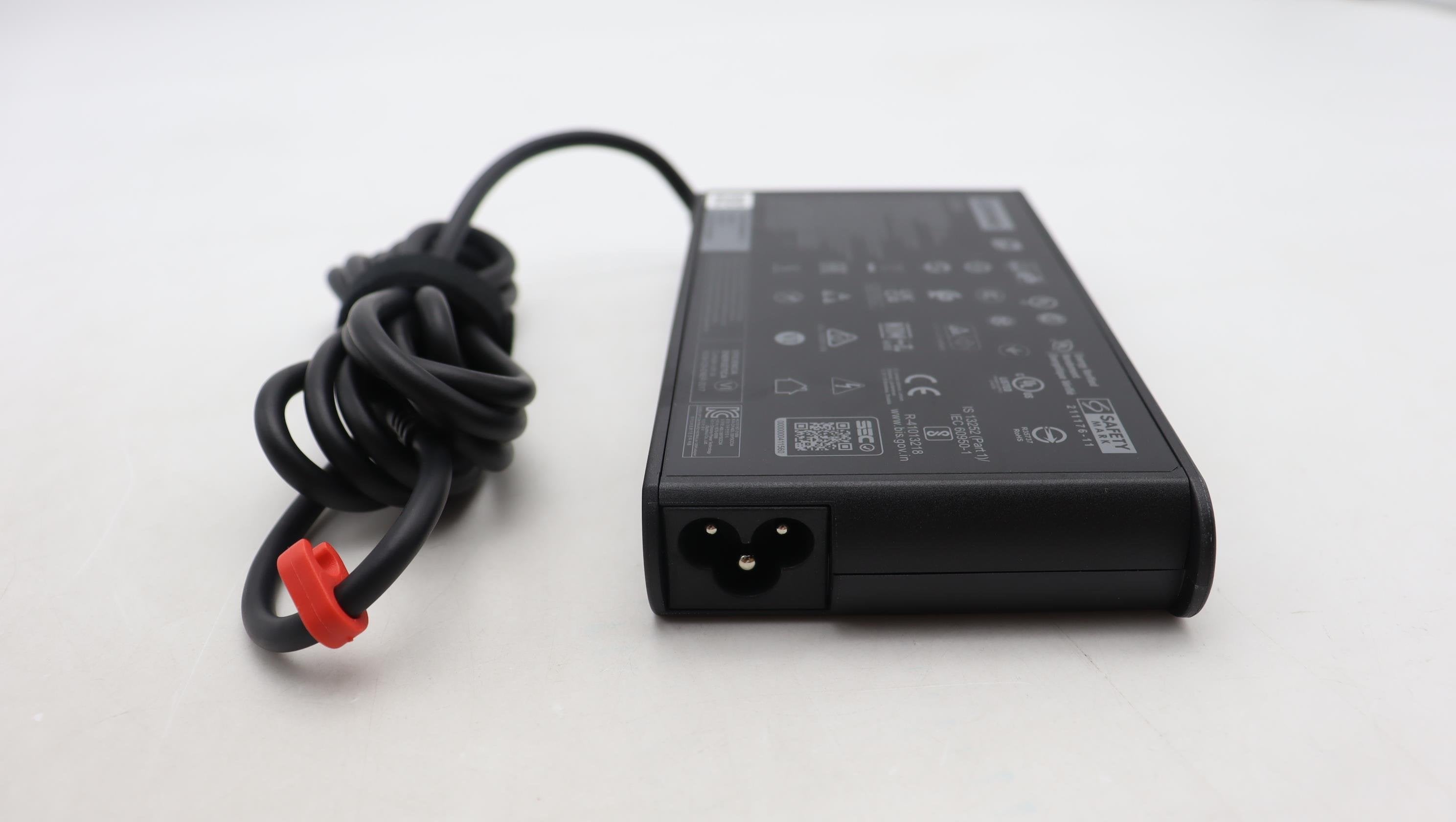 EAN 5715063311493 - Lenovo 5A10W86327 adaptador e inversor de corriente Interior 135 W Negro imagen 6