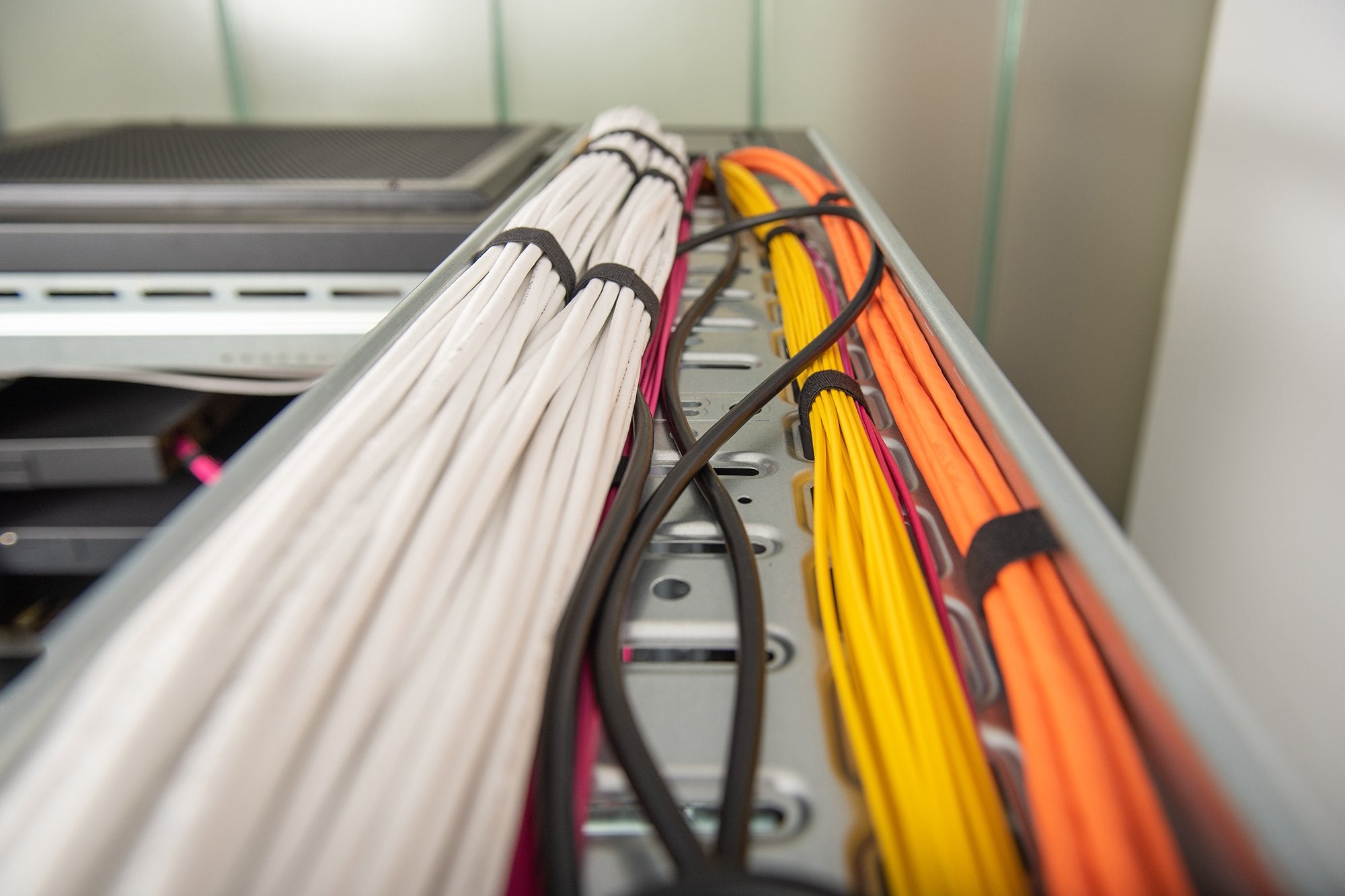 EAN 4016032454557 - Digitus DK-1743-VH-305-MF-W cable de red Blanco Cat7 S/FTP (S-STP) imagen 2