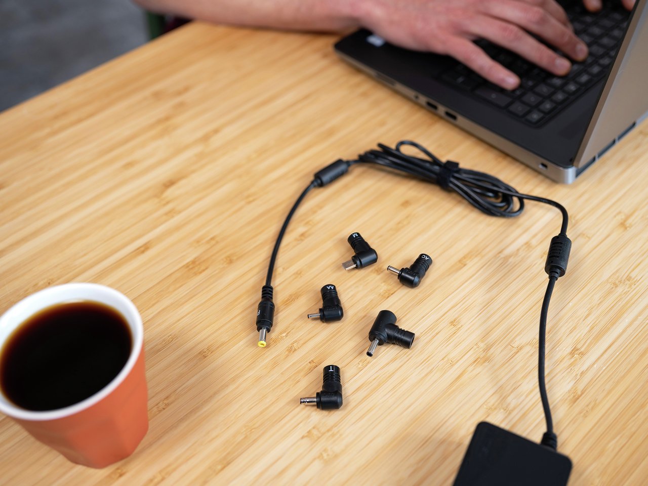 EAN 8713439233940 - Trust 23394 adaptador e inversor de corriente Interior 90 W Negro imagen 8