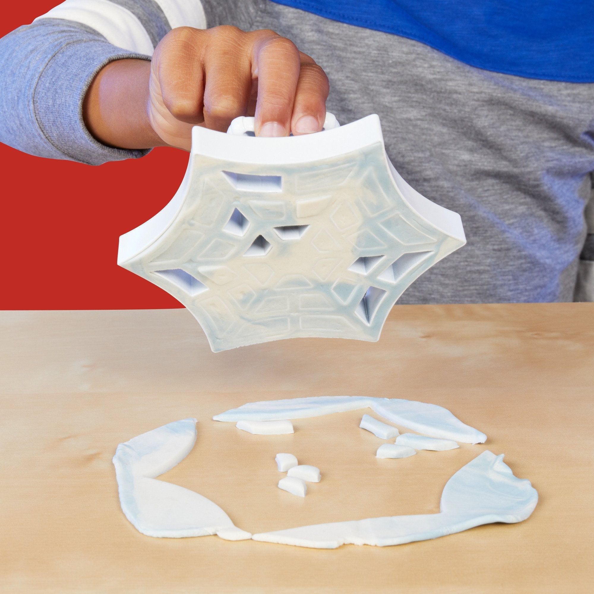 Hasbro F98275l0, Modelado