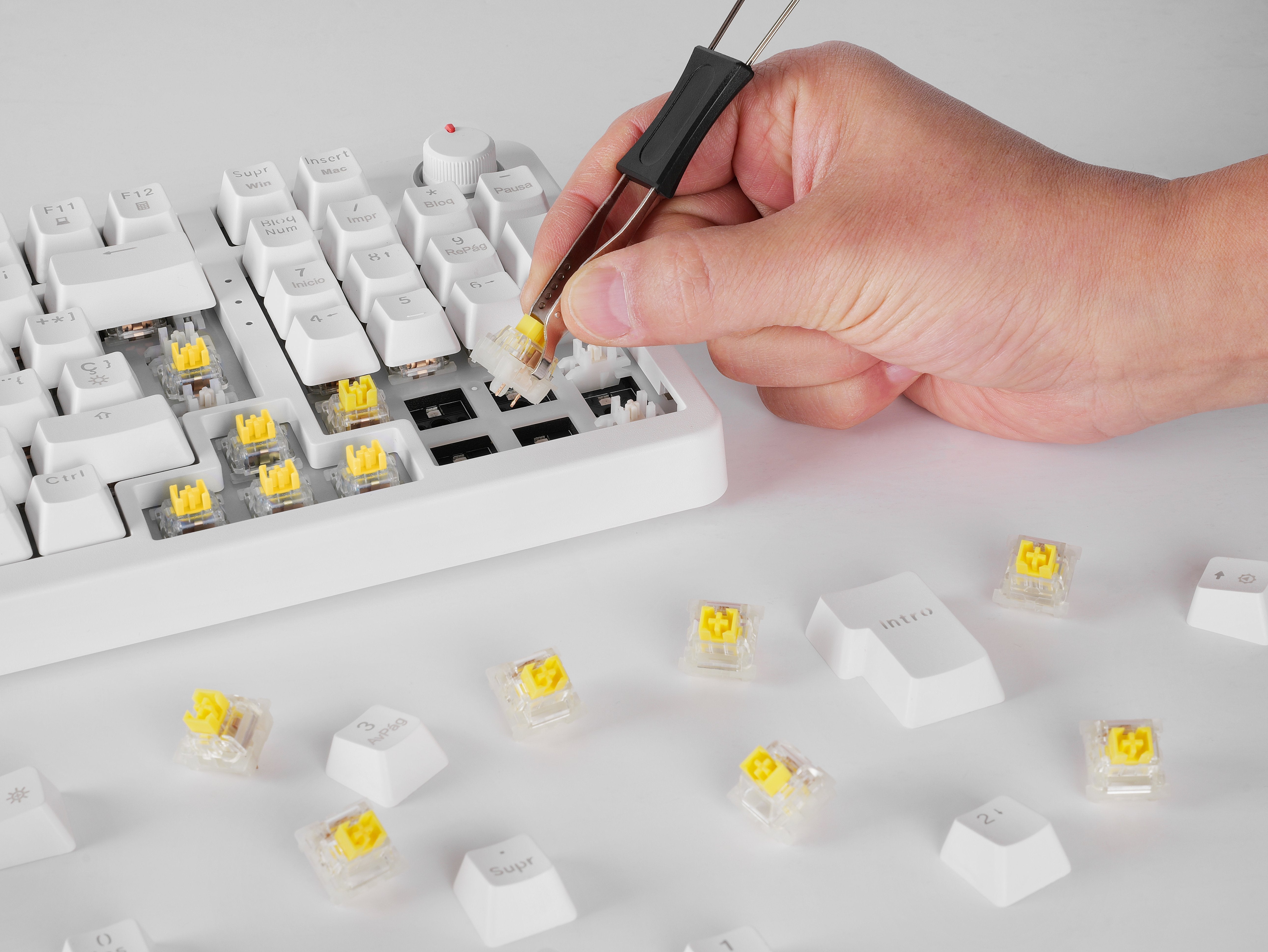 Teclado Mars Gaming Mkprowyfr Mecanico Rgb Silent Switch Rueda De Control Frances Color Blanco