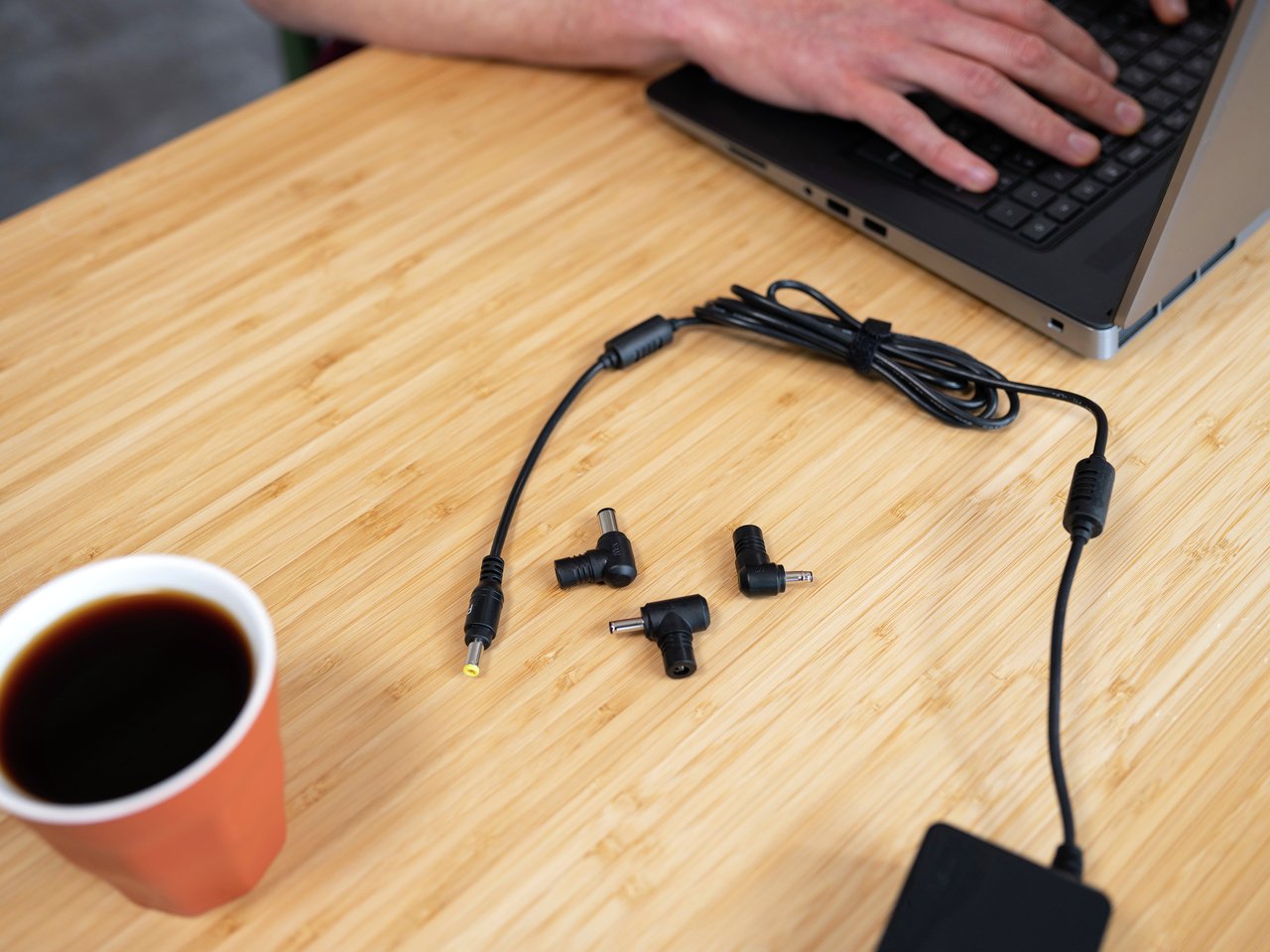 EAN 8713439219043 - Trust Primo adaptador e inversor de corriente Interior 45 W Negro imagen 7