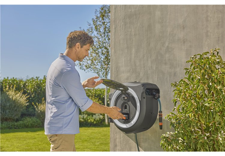 Caja Portamangueras De Pared A Batería Gardena Powerroll Xl 18v P4a, 35 Metros, Enrollador De Manguera Gris/Blanco, Batería Li-Ion 2,5ah, Power For All Alliance 18642-20