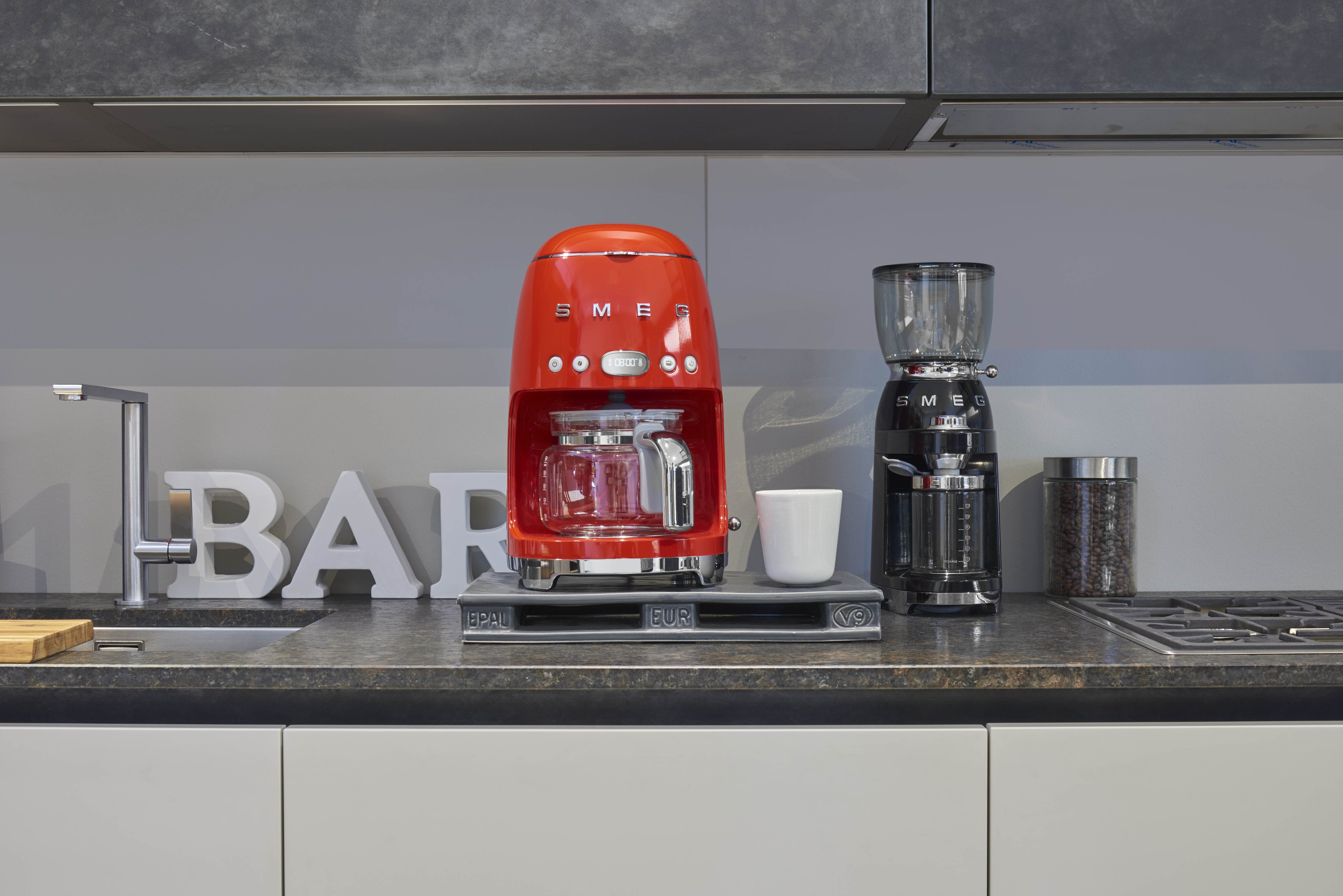EAN 8017709280505 - Smeg DCF02RDEU cafetera eléctrica Totalmente automática Cafetera de filtro 1,4 L imagen 7
