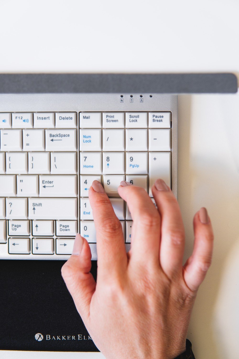 EAN 8719274673514 - BakkerElkhuizen UltraBoard 960 Standard Compact teclado Oficina USB QWERTZ Suizo Plata, Blanco imagen 5