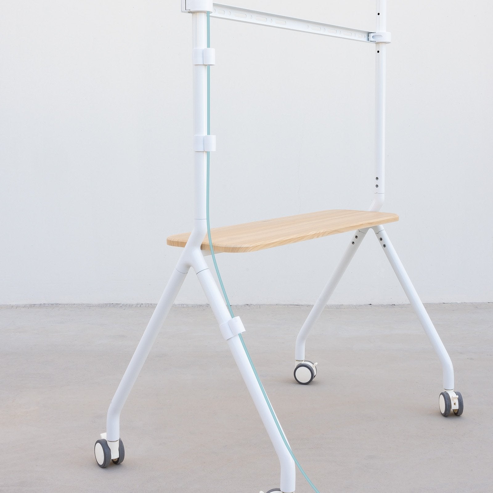 Soporte Suelo Ruedas "Ilove" Pantalla 49-80'' Blanco Tooq