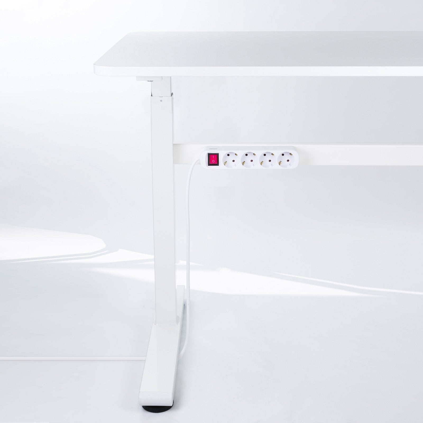 Nanocable Regleta De Proteccion Con 4 Shuckos - Cable De 1.40m - Interruptor On/Off - Blanco