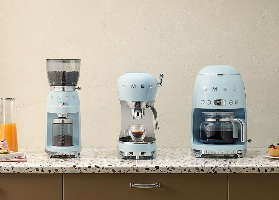 EAN 8017709324803 - Smeg ECF02BLEU cafetera eléctrica Manual Máquina espresso 1,1 L imagen 13