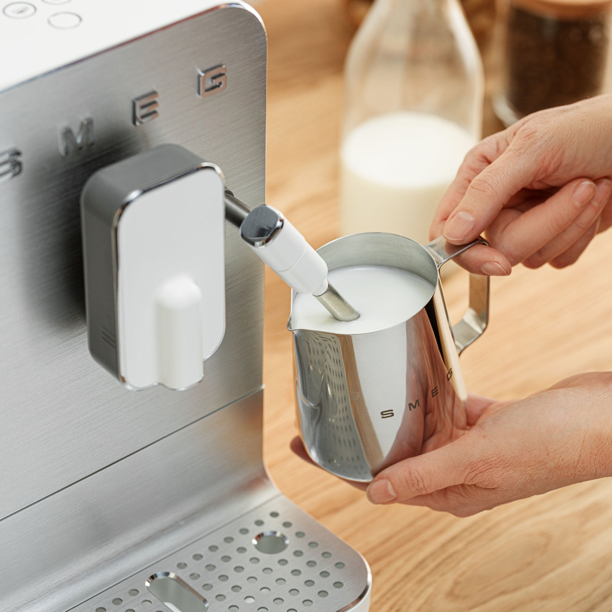 EAN 8017709334932 - Smeg BCC12WHMEU cafetera eléctrica Máquina espresso 1,4 L imagen 27