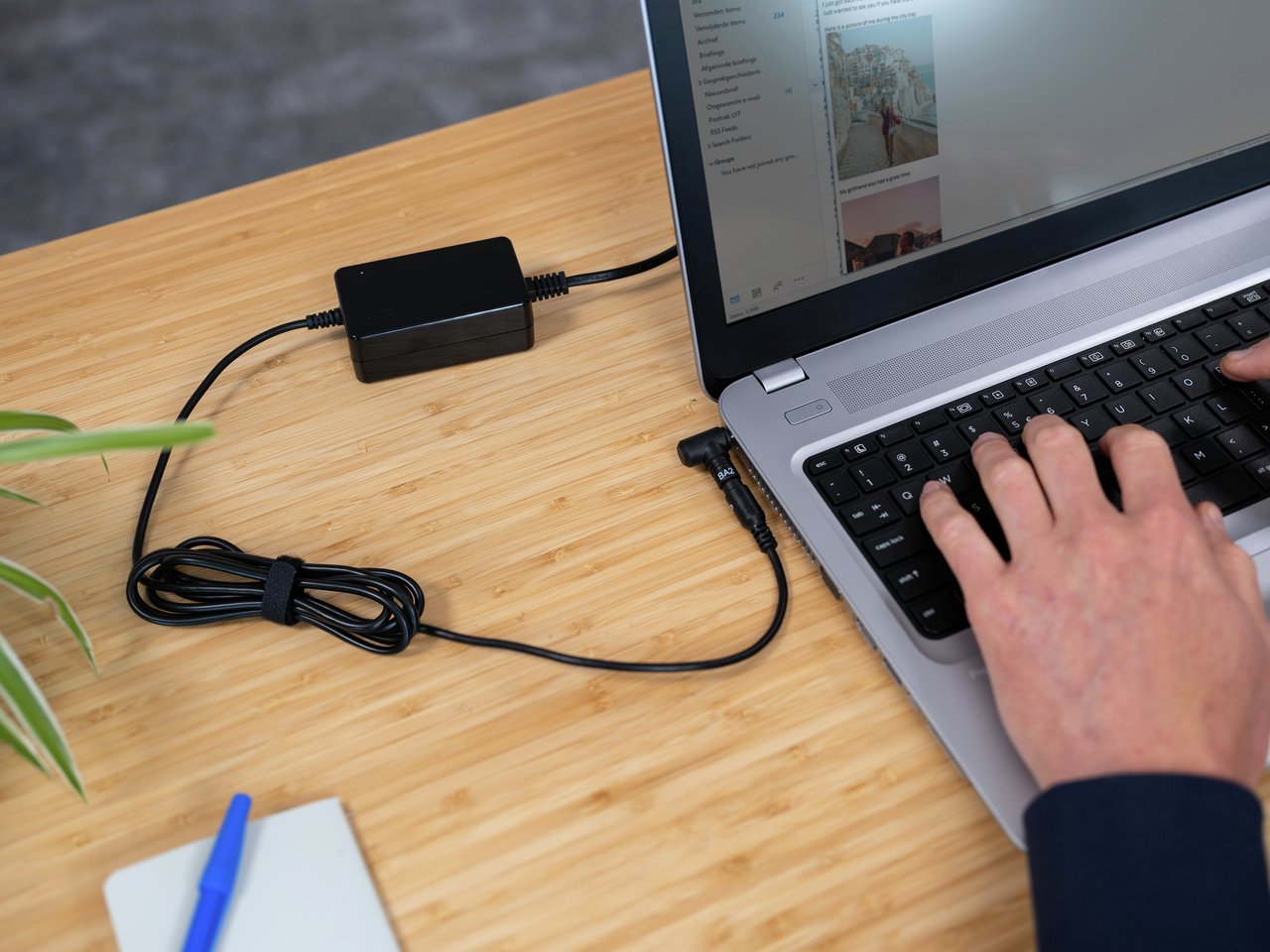 EAN 8713439233940 - Trust 23394 adaptador e inversor de corriente Interior 90 W Negro imagen 5