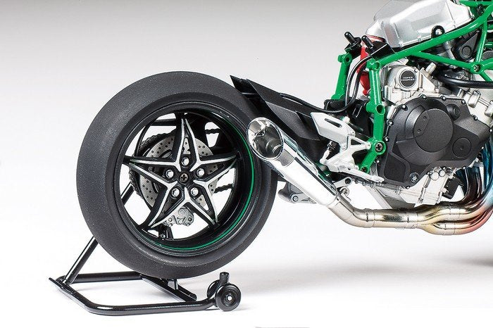 EAN 4950344141319 - Tamiya Kawasaki Ninja H2R Maqueta de motocicleta Kit de montaje 1:12 imagen 9