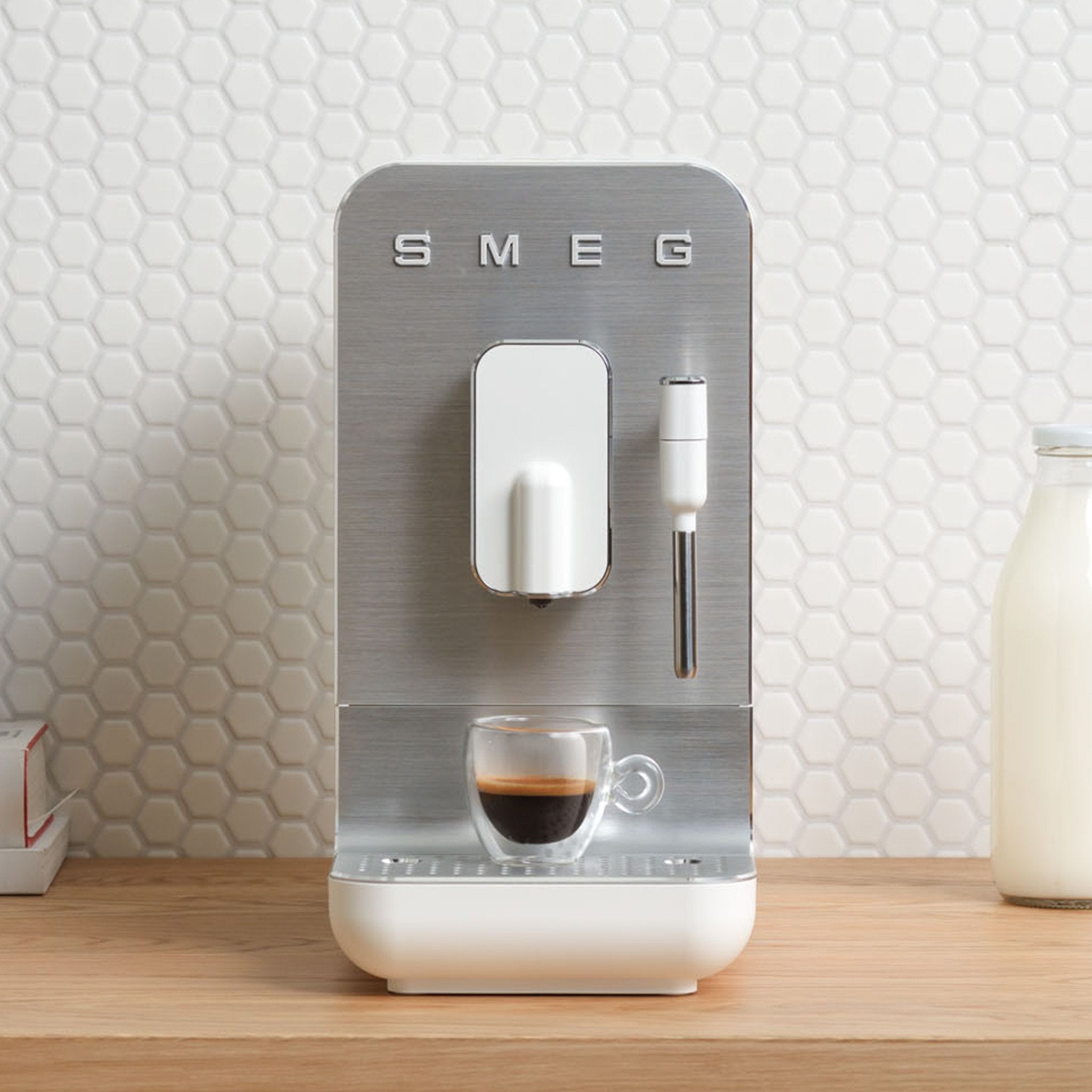 EAN 8017709334932 - Smeg BCC12WHMEU cafetera eléctrica Máquina espresso 1,4 L imagen 23