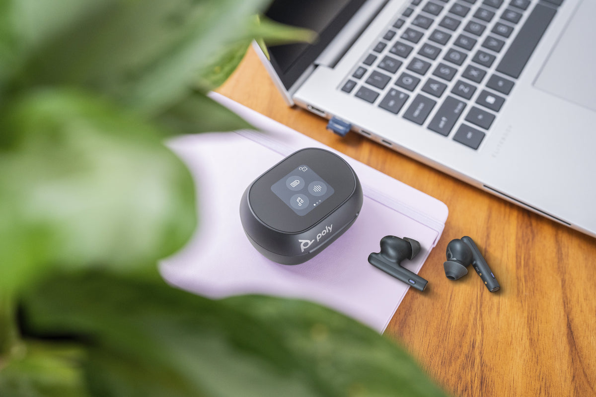 EAN 0197497053852 - HP Poly Voyager Free 60+ UC Carbon Black Earbuds +BT700 USB-C Adapter +Touchscreen Charge Case Auriculare imagen 6