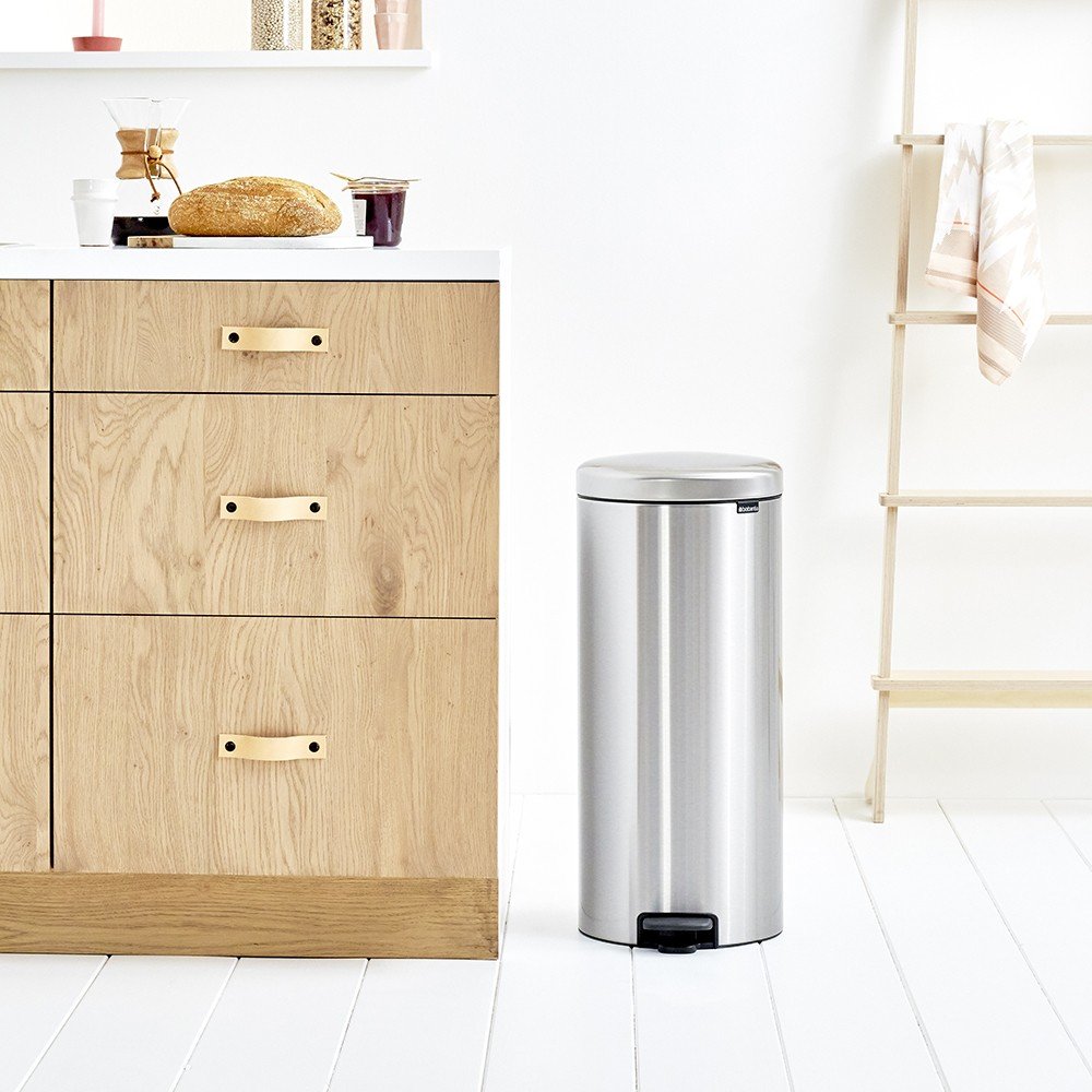 EAN 8710755114380 - Brabantia Pedal Bin newIcon Alrededor Acero pulido imagen 1