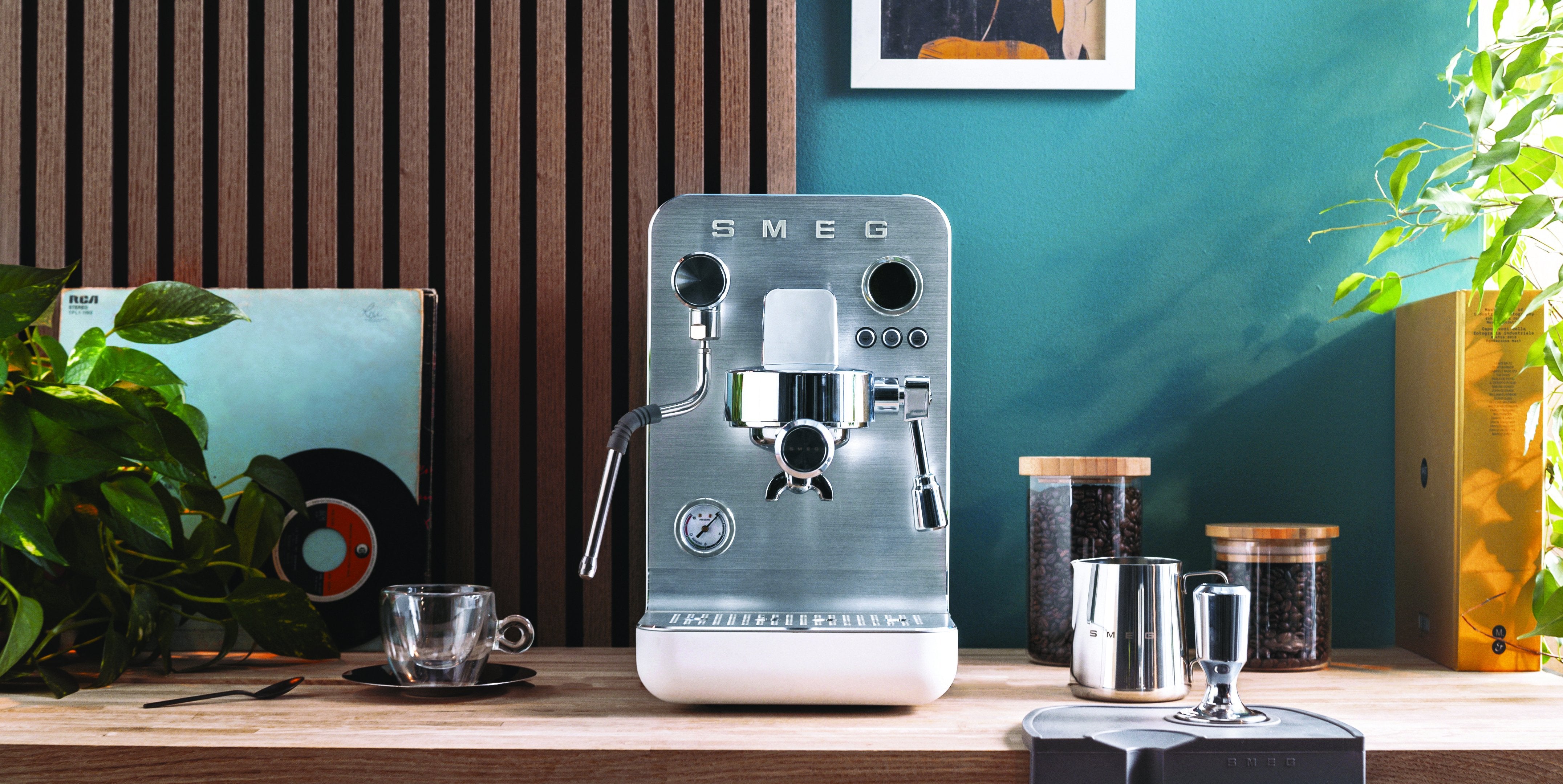 EAN 8017709347017 - Smeg EMC02WHMEU cafetera eléctrica Manual Máquina espresso 1,7 L imagen 31